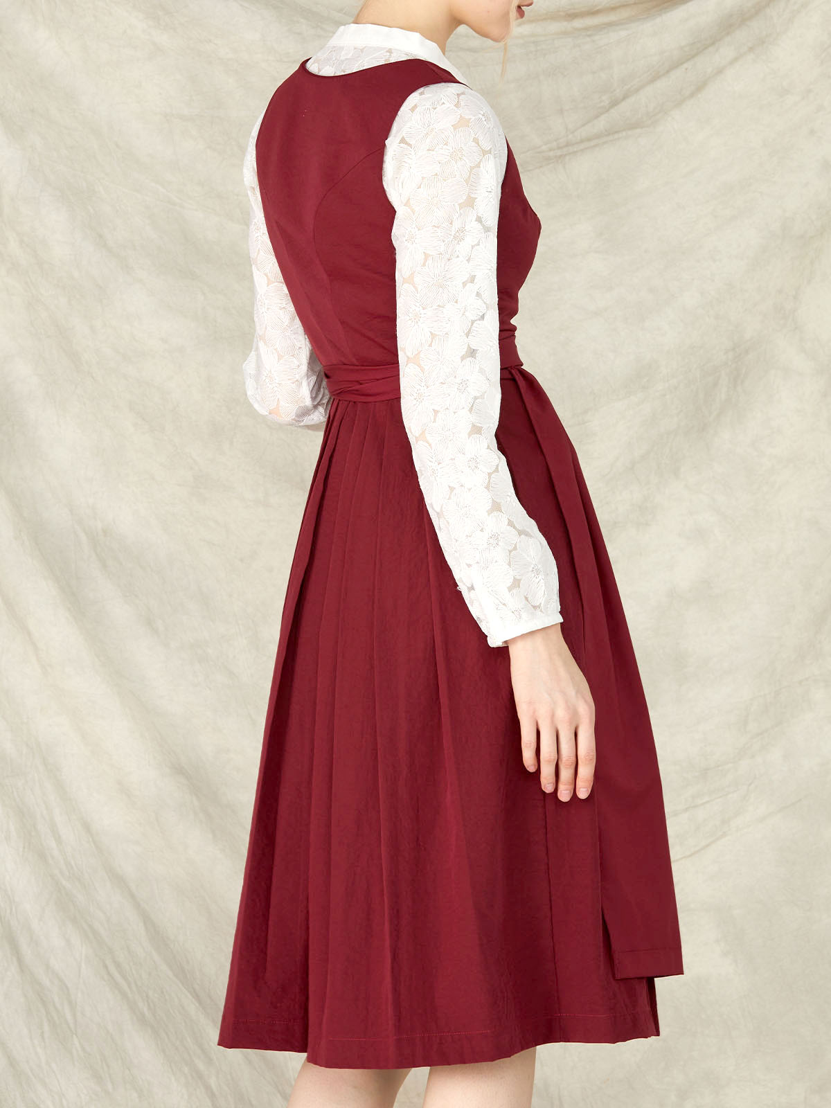Dirndl in Rot – Tradition und Eleganz