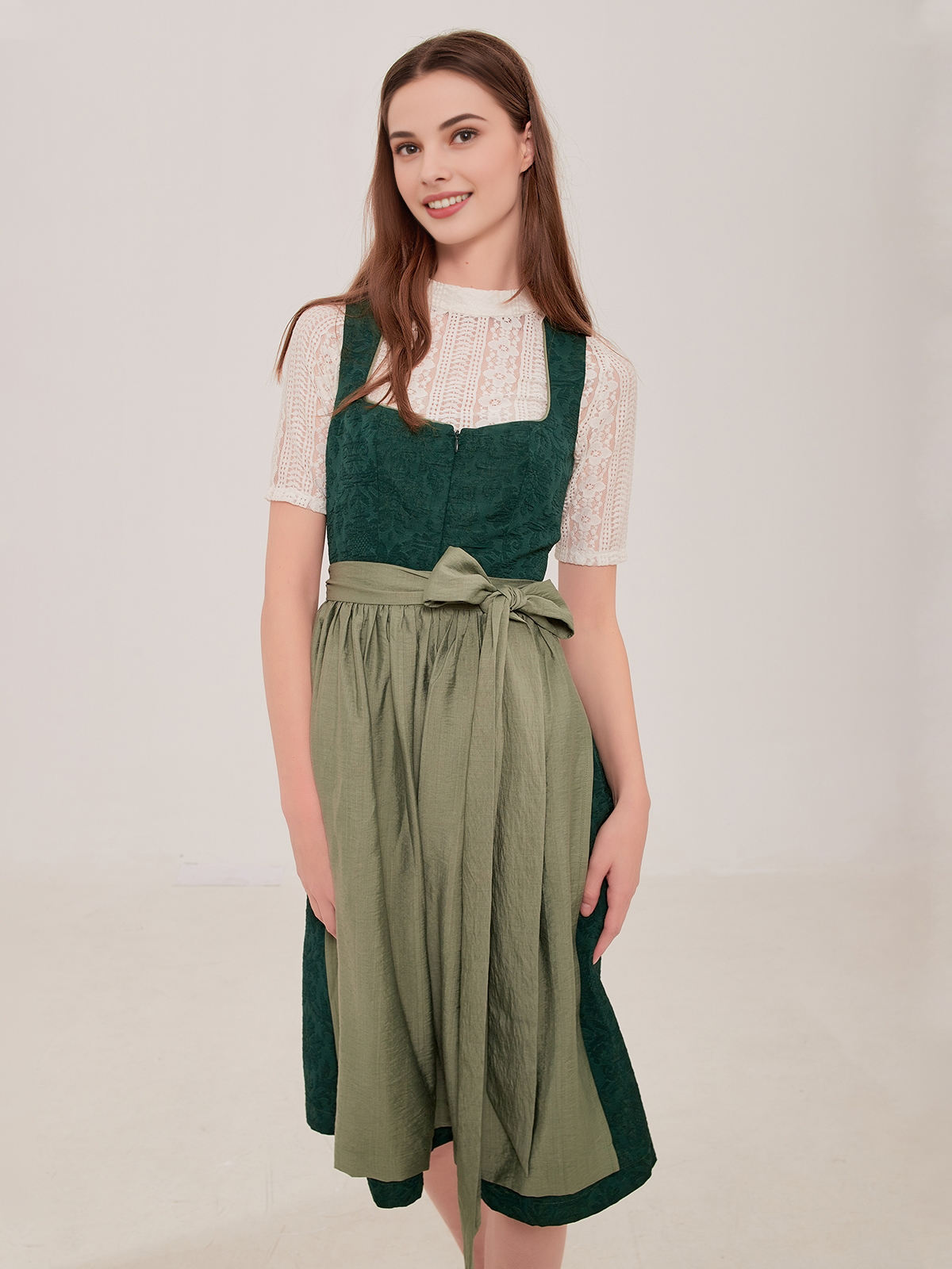 Ein grünes Dirndl mit floralen Details – perfekt für festliche Anlässe.