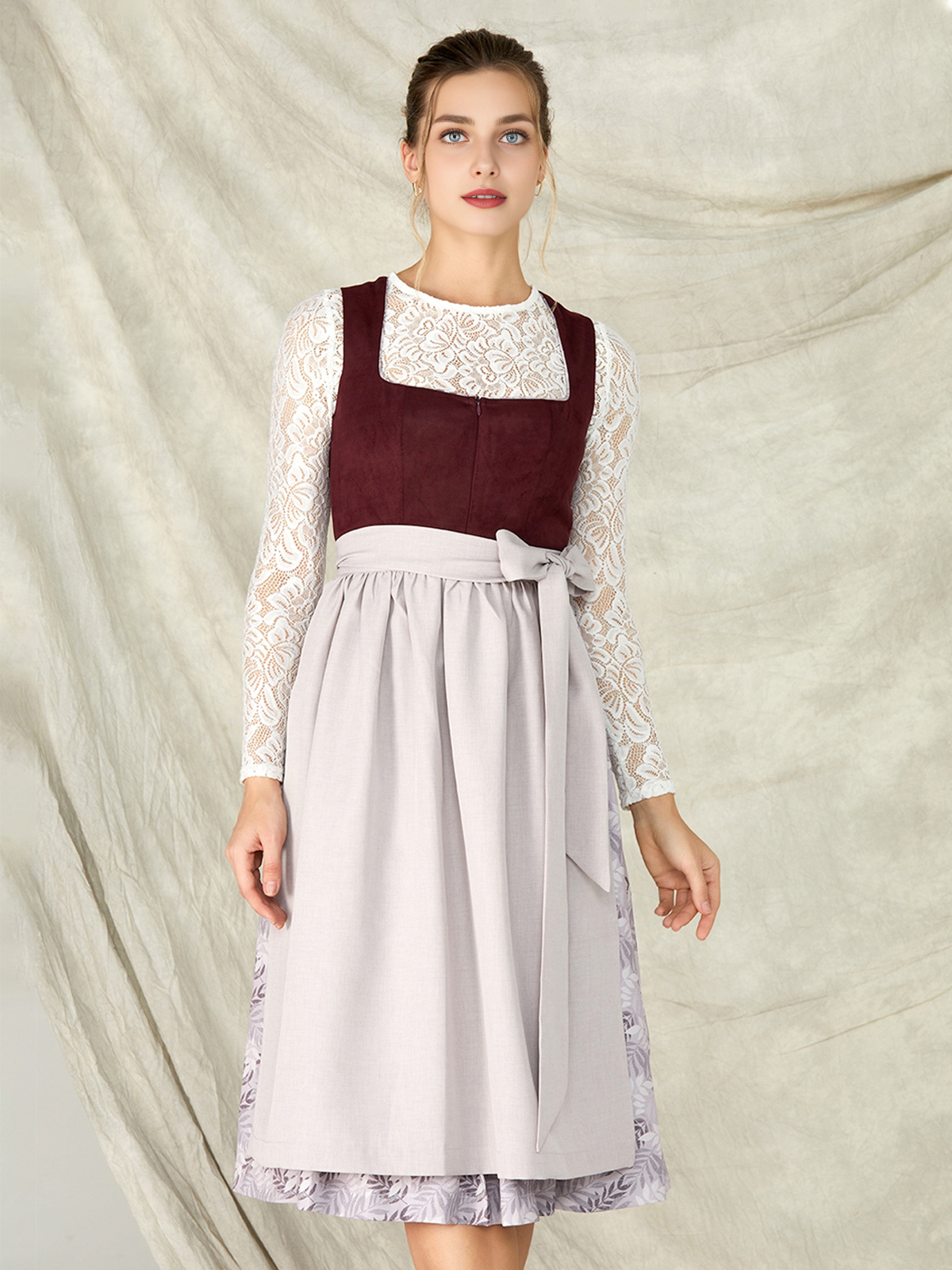 Ein elegantes blaues Dirndl mit floralen Details