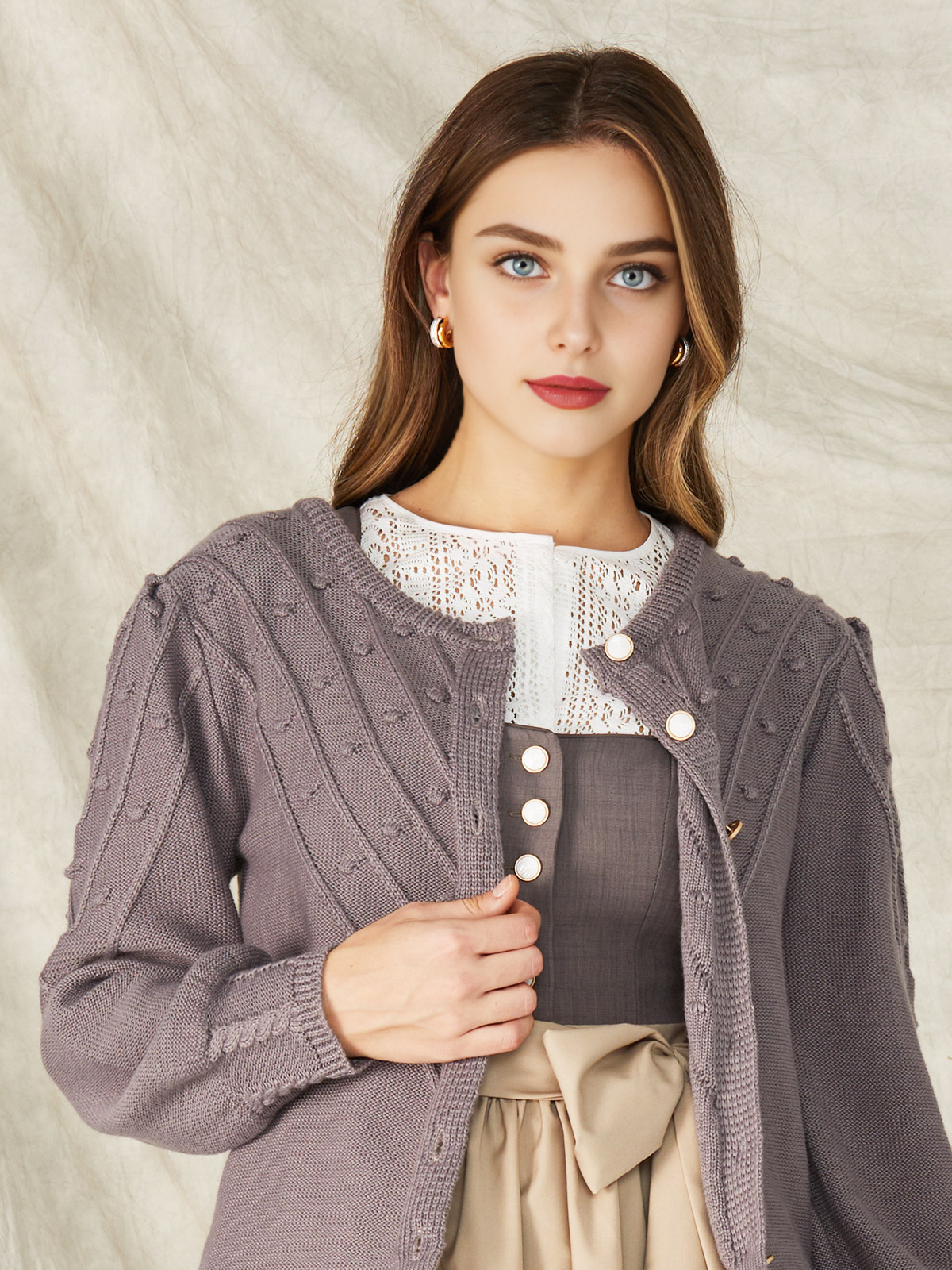 Dunkelgrünes Samt-Dirndl mit Strickjacke