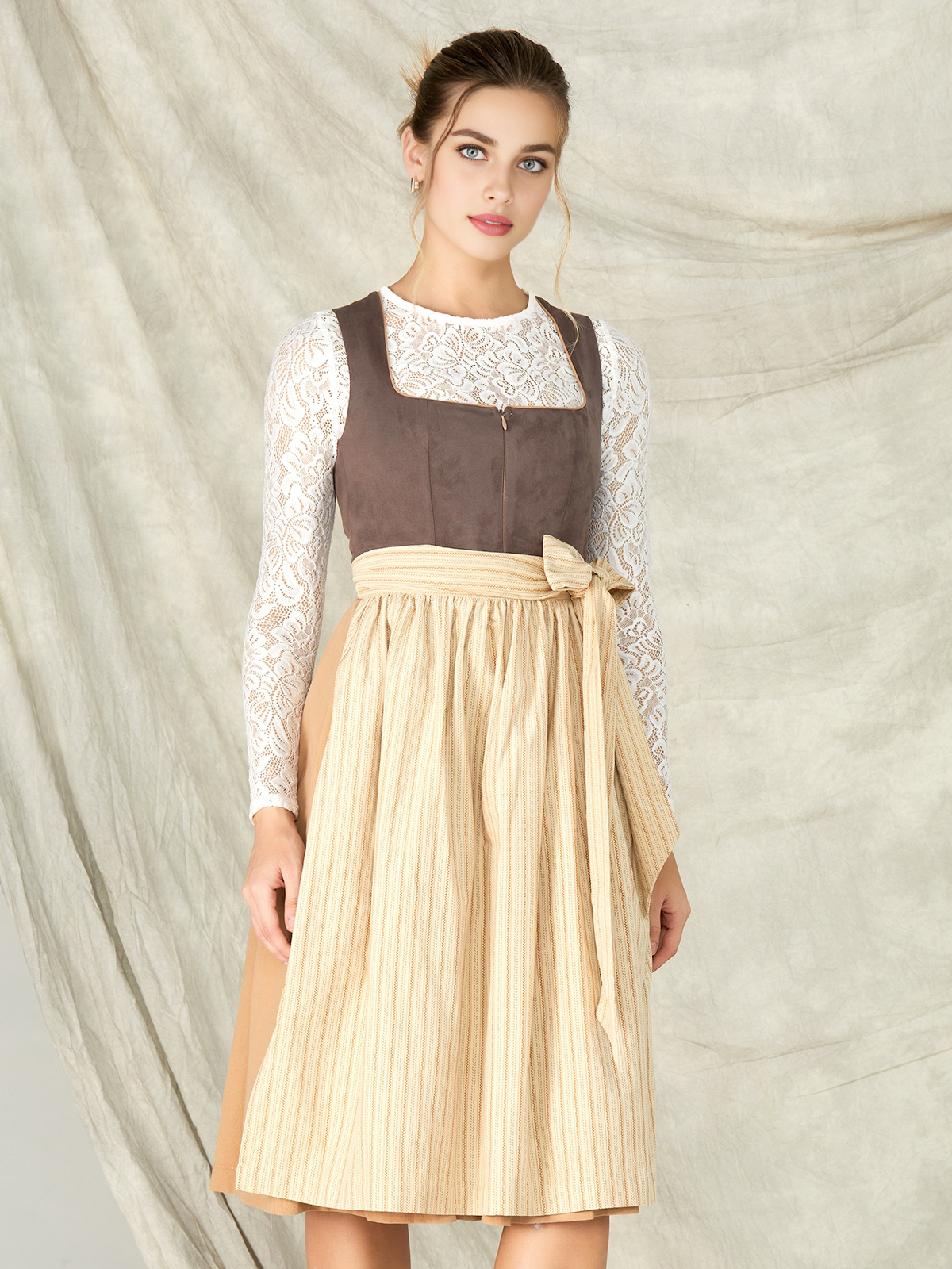 Schwarze Dirndl mit herzförmigem Ausschnitt