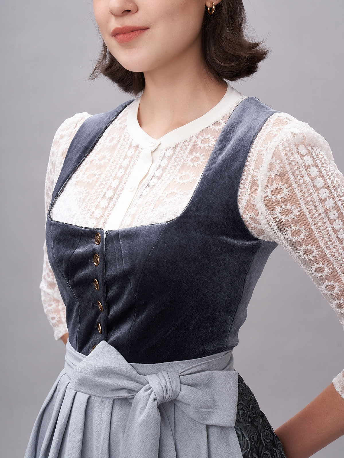 Modernes Dirndl in Blau – perfekt für den urbanen Stil
