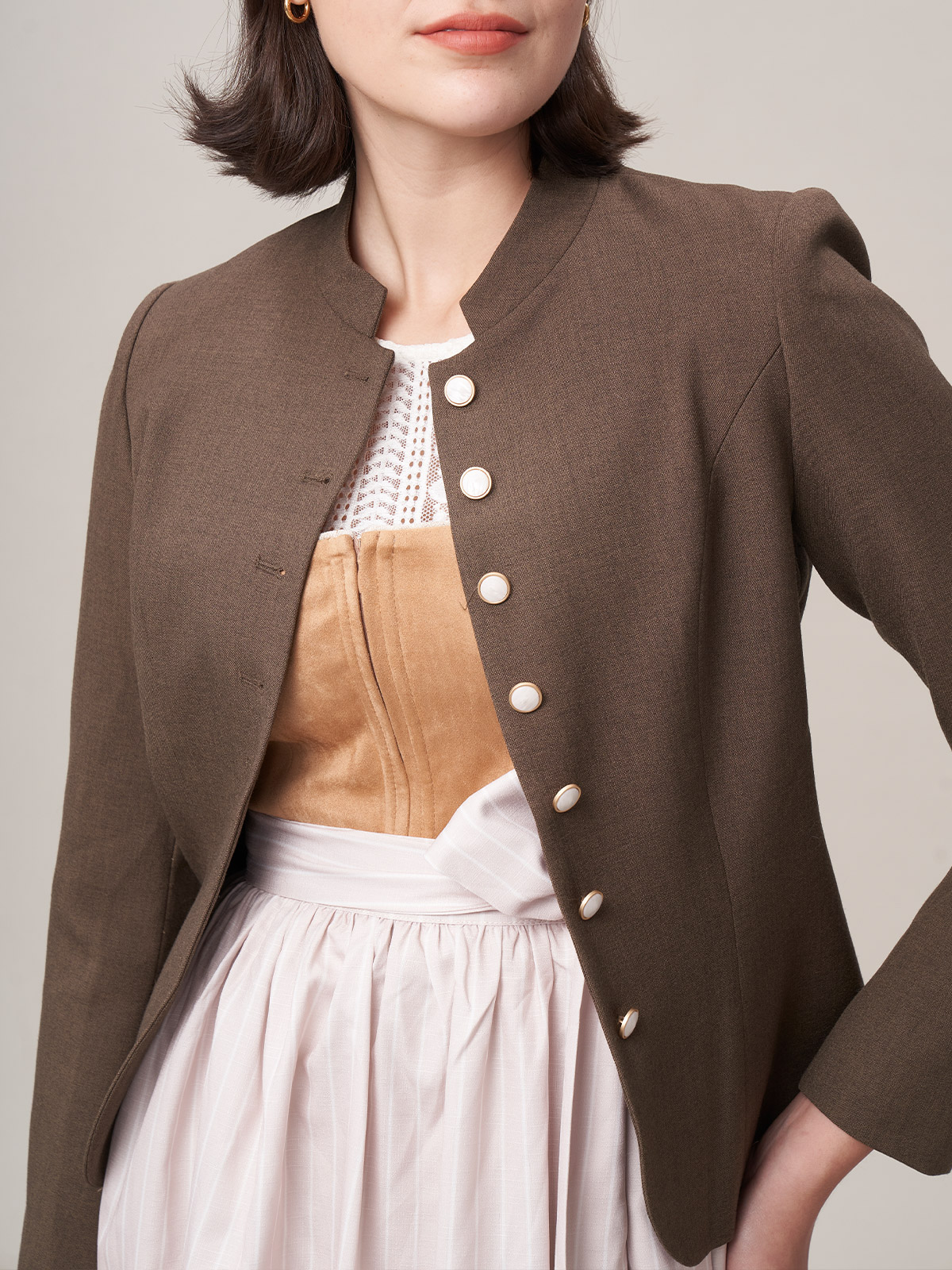 Dirndl hochgeschlossen grün – Tradition und Moderne vereint
