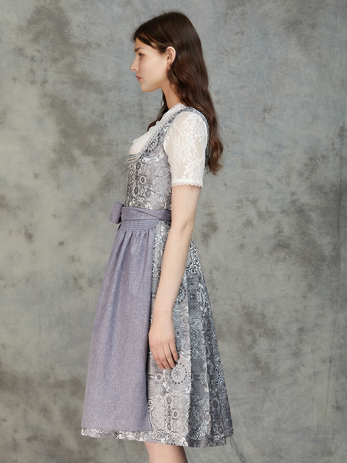 Elegantes graues Dirndl mit floralen Akzenten