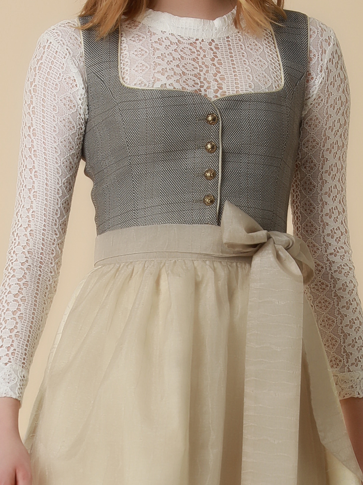 Moderne Dirndl-Kombination in Grau