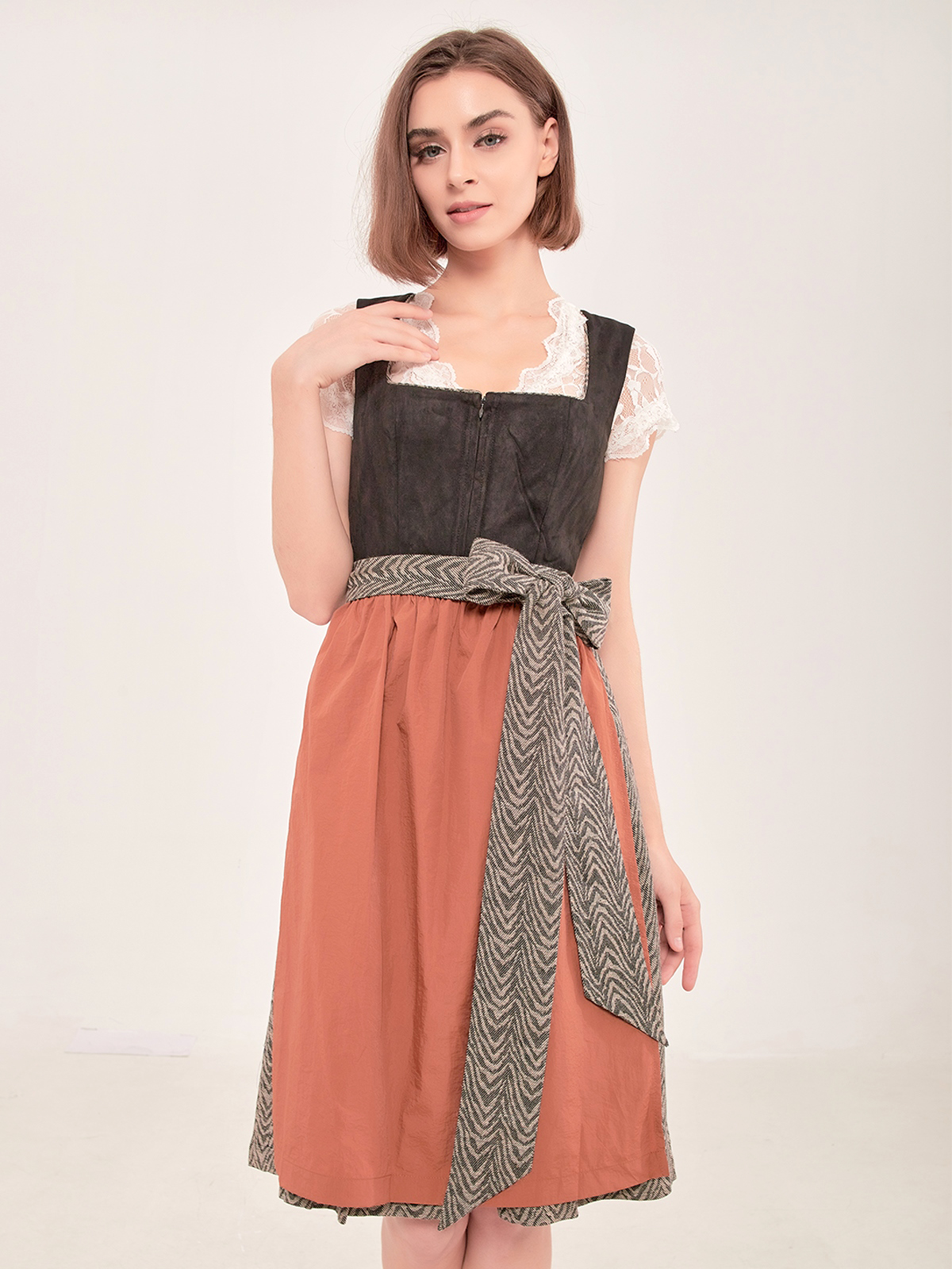 Moderne Ehreer Dirndl in Schwarz