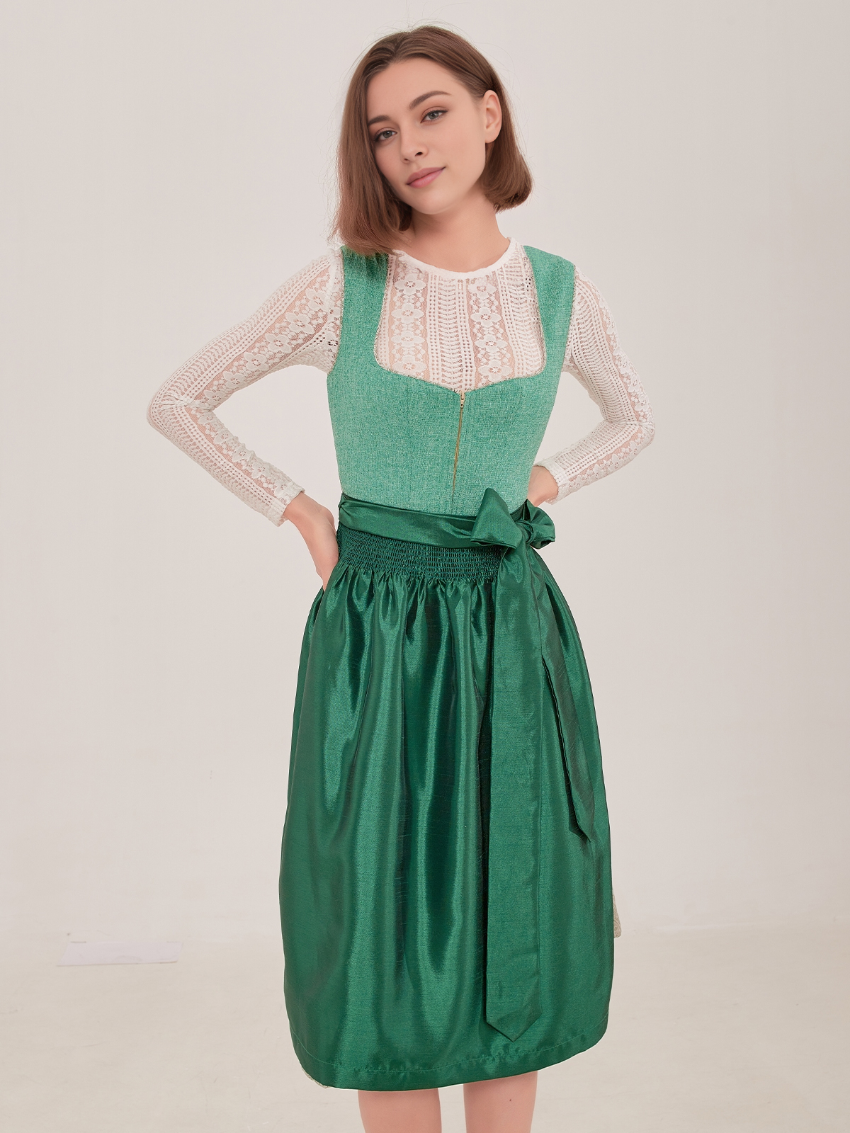 Ein elegantes grünes Dirndl mit traditionellen Details