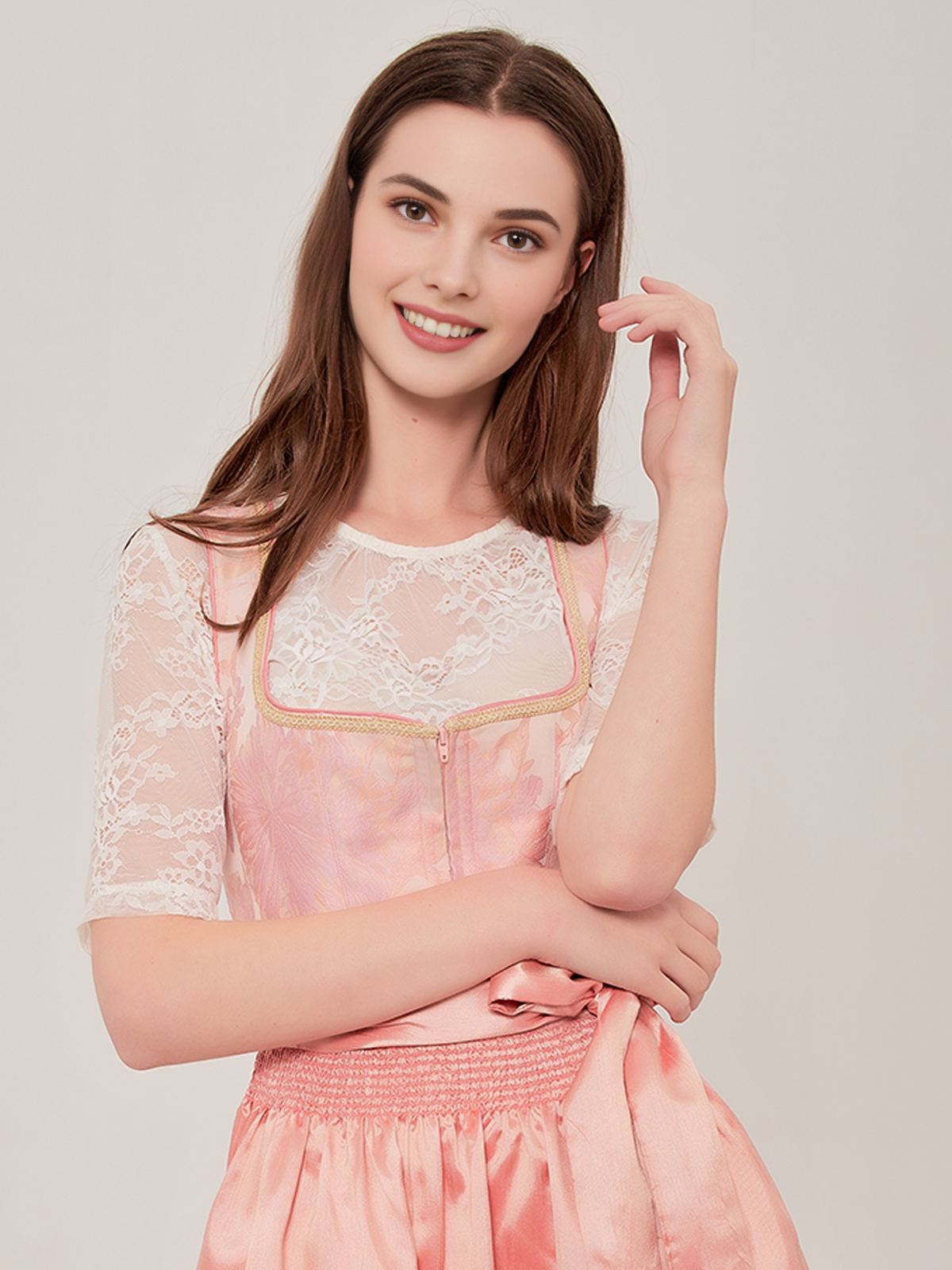 Moderne Dirndlbluse in Rosa mit transparenter Spitze