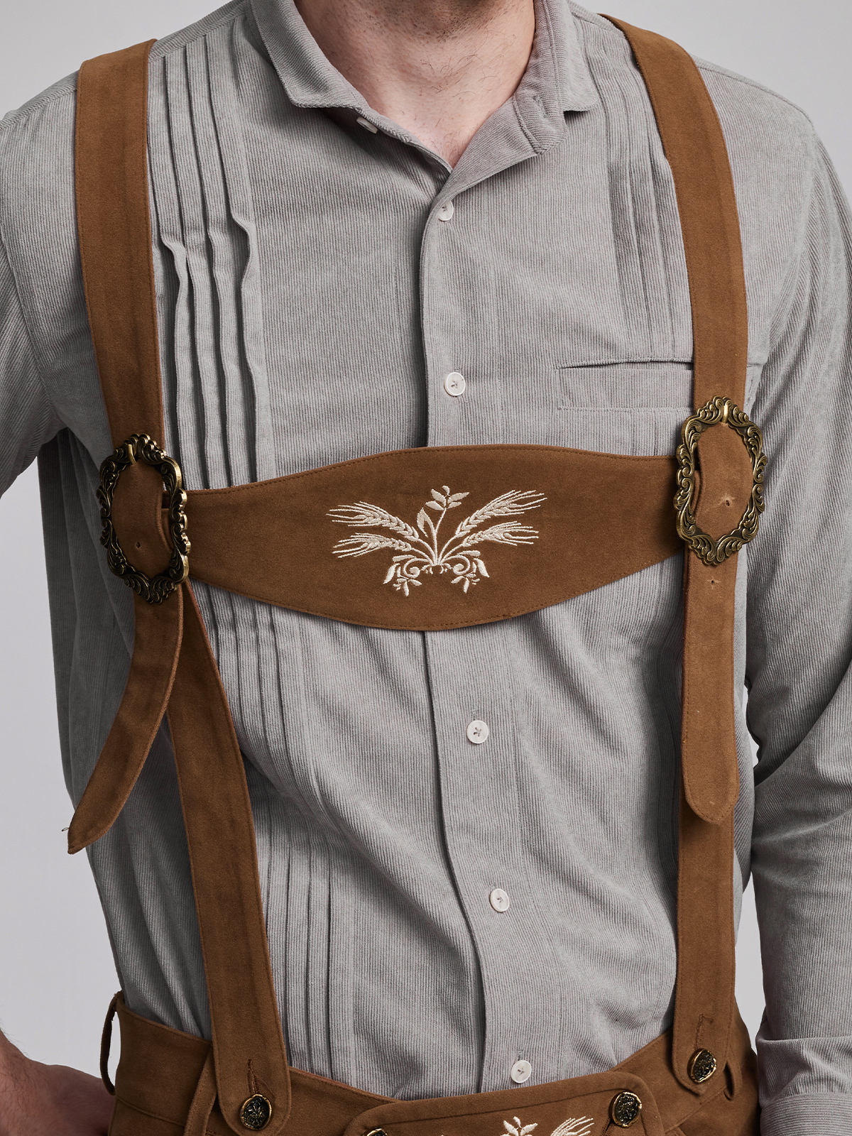 Dirndl in Braun mit traditioneller Schürze