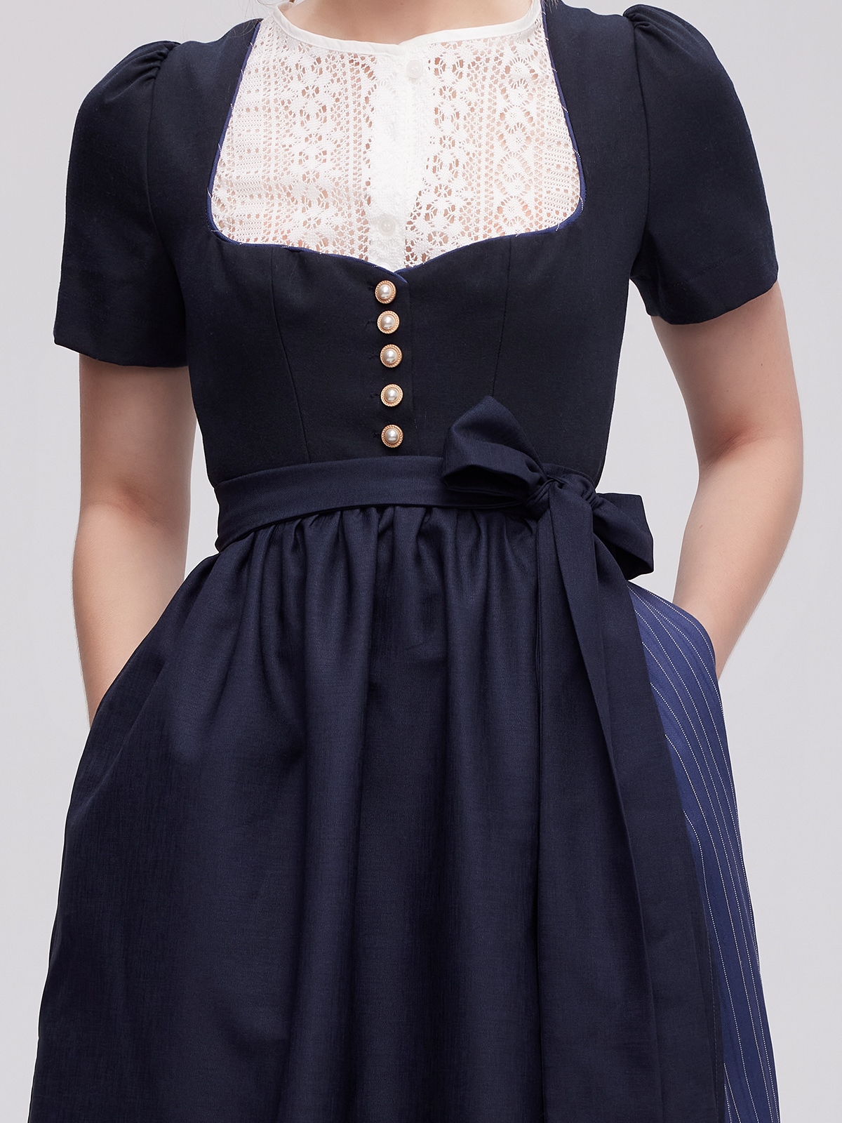 Modernes grünes Dirndl mit schlichtem Design