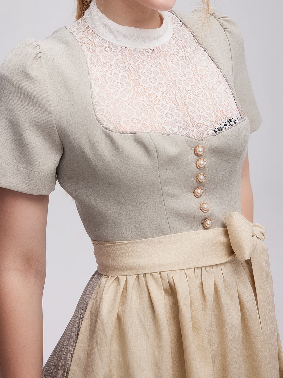 Dirndl mit Herzausschnitt in Grau