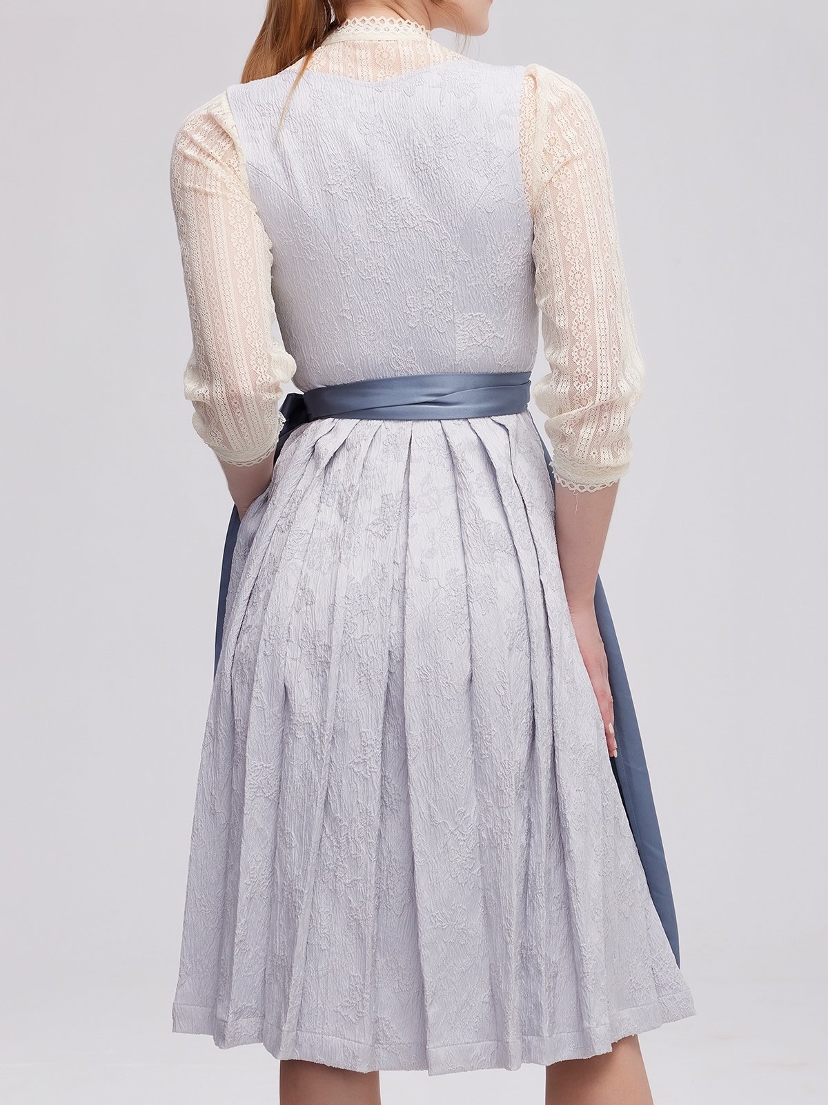 Modernes blaues Ehreer-Dirndl mit floralen Akzenten