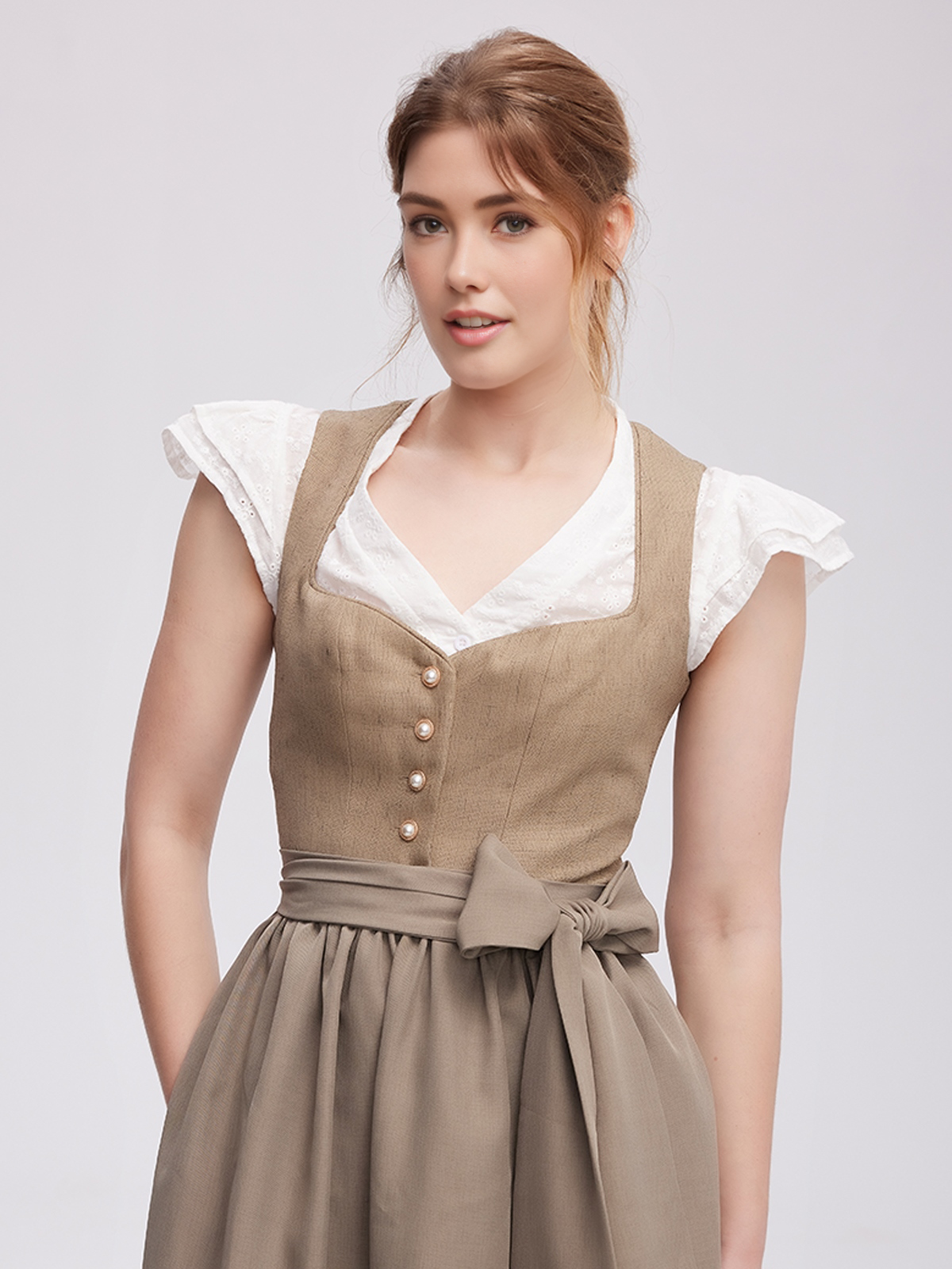 Dirndl mit Herzausschnitt in frischem Grün