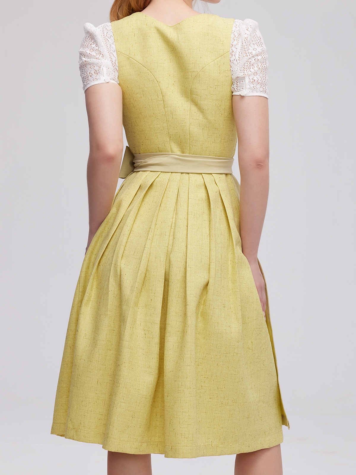 Dirndl in Lachsfarben – Eleganz und Romantik