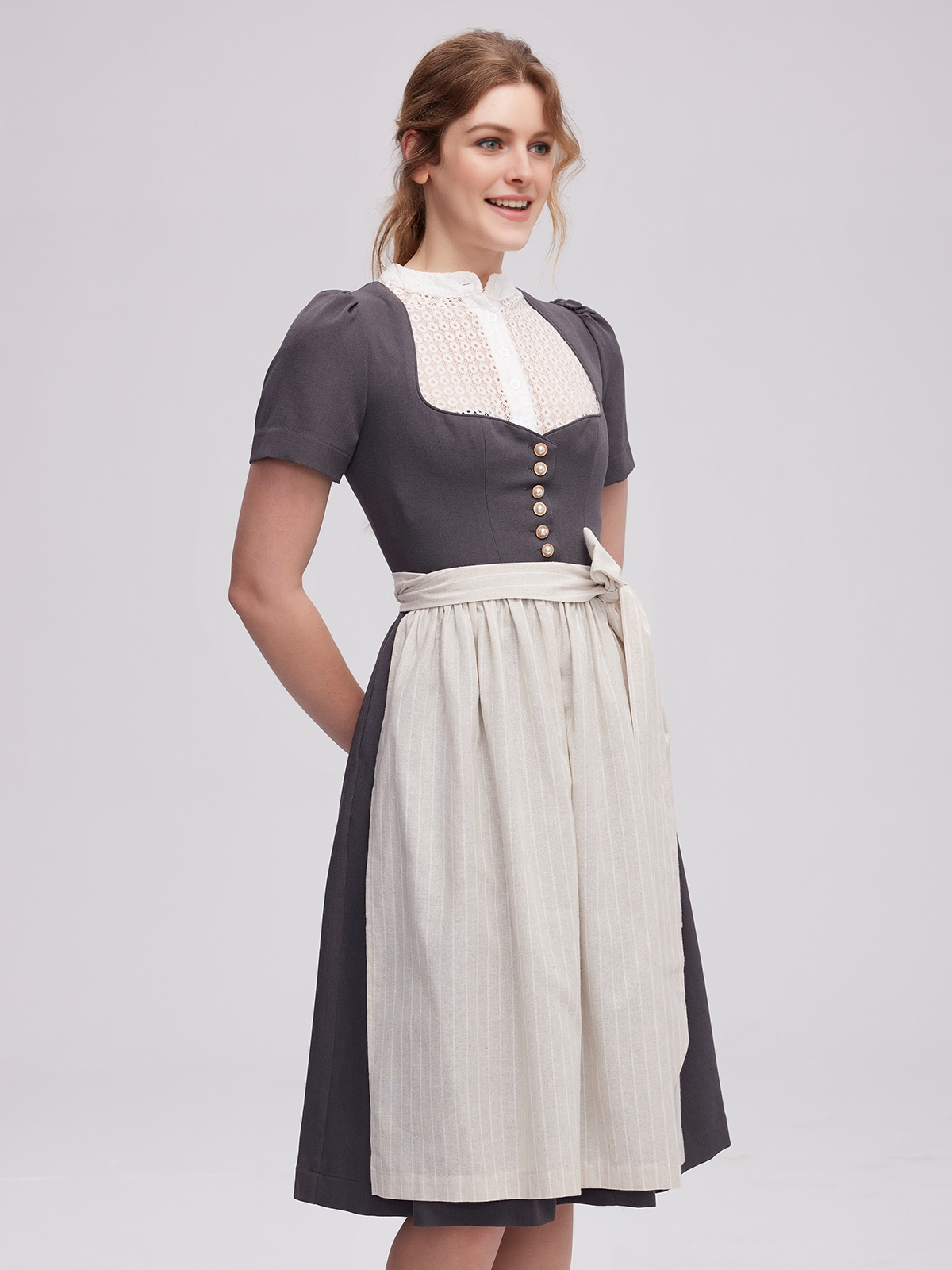 Dirndl in Grau – zeitlos und modern
