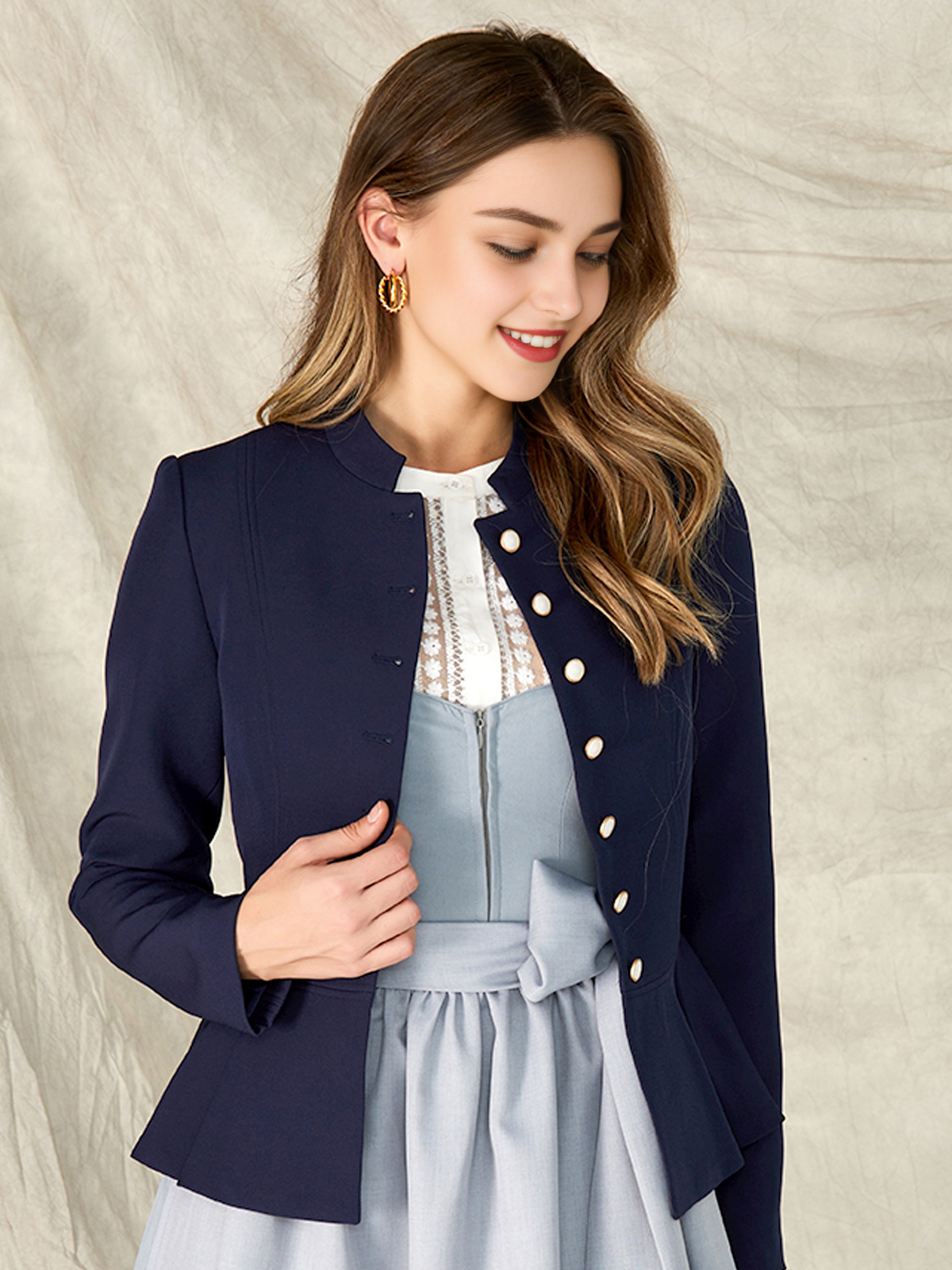 Traditionelles blaues Dirndl mit feinen Stickereien