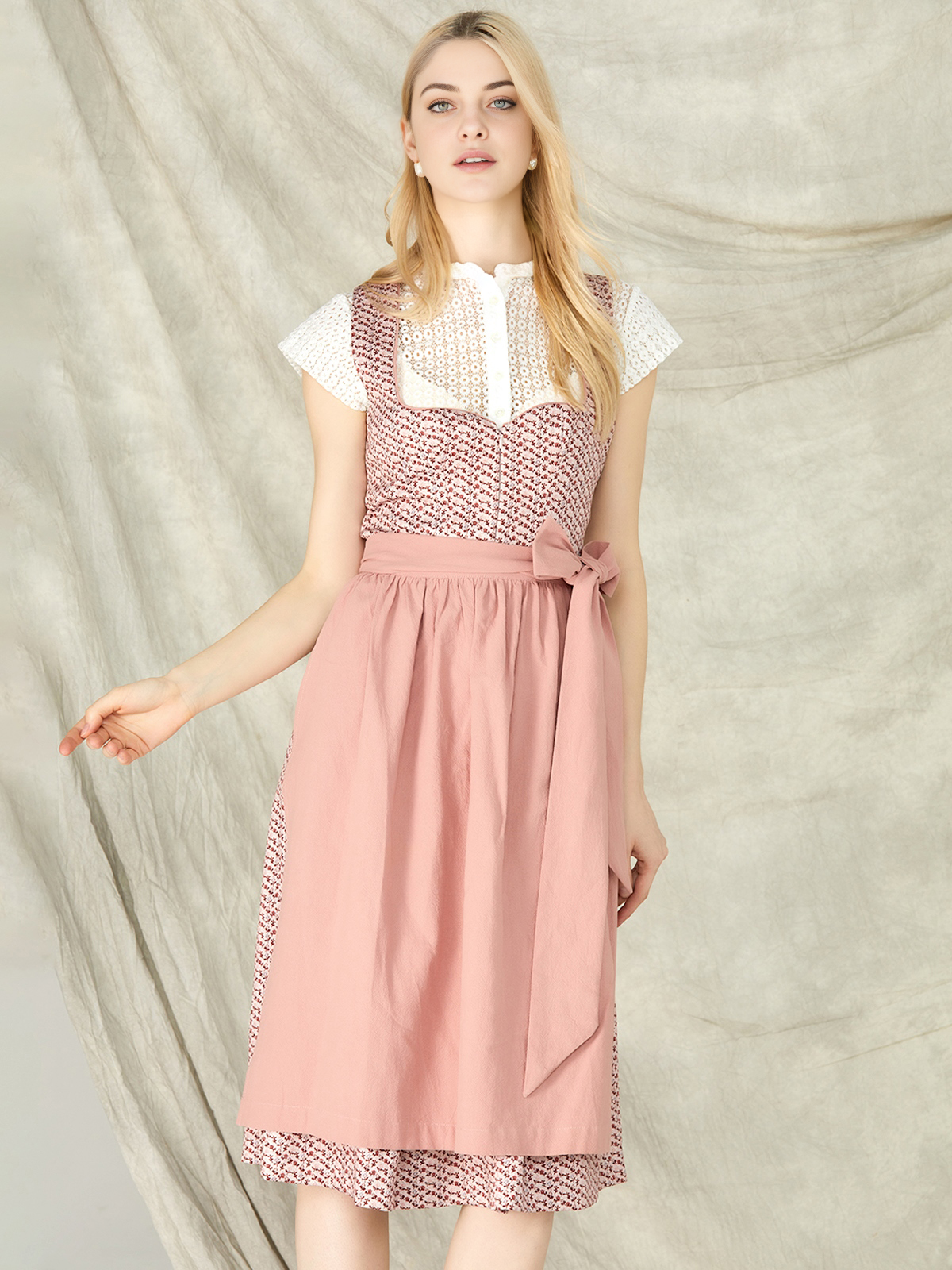 Dirndl mit hochgeschlossener Langarmbluse in Rosa