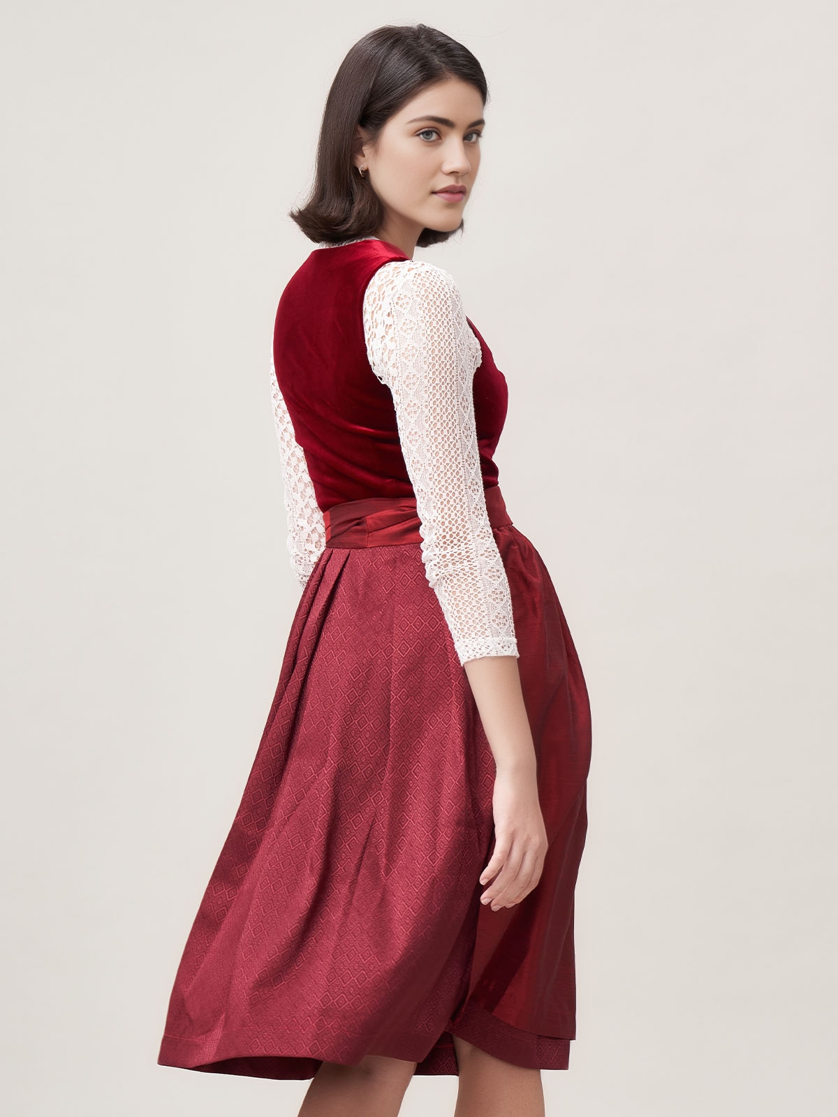 Dirndl mit Herzausschnitt in Rot – eleganter Hingucker