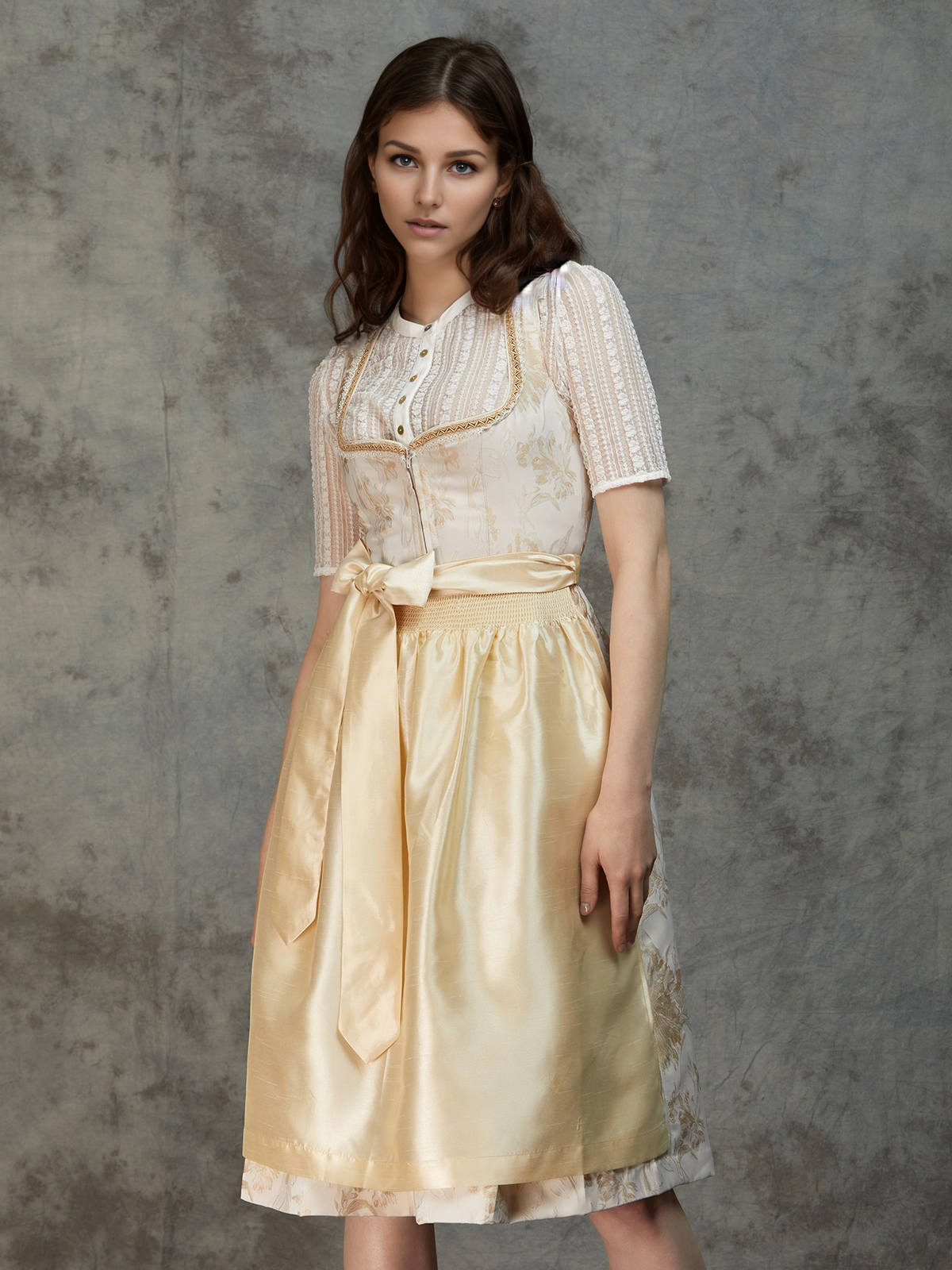 Modernes Dirndl mit Knöpfen in Gelb