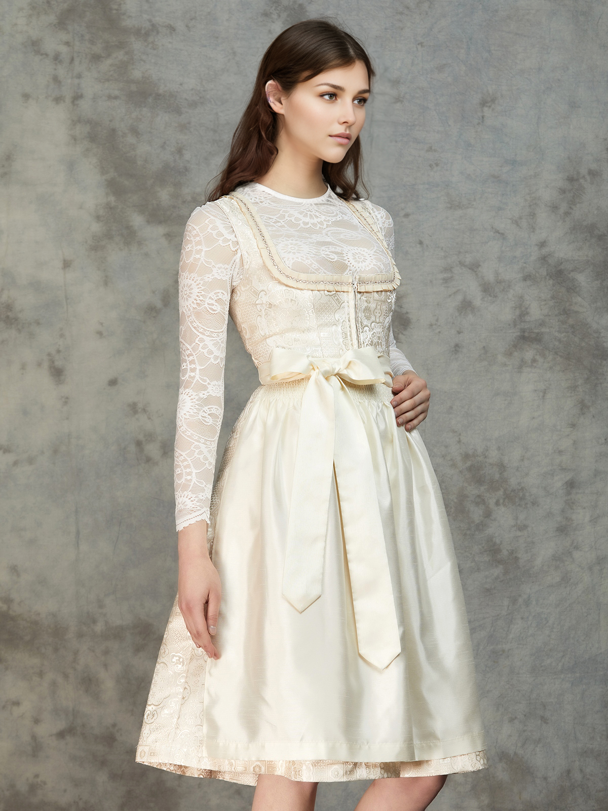 Elegante Spitzen Dirndlbluse in Weiß