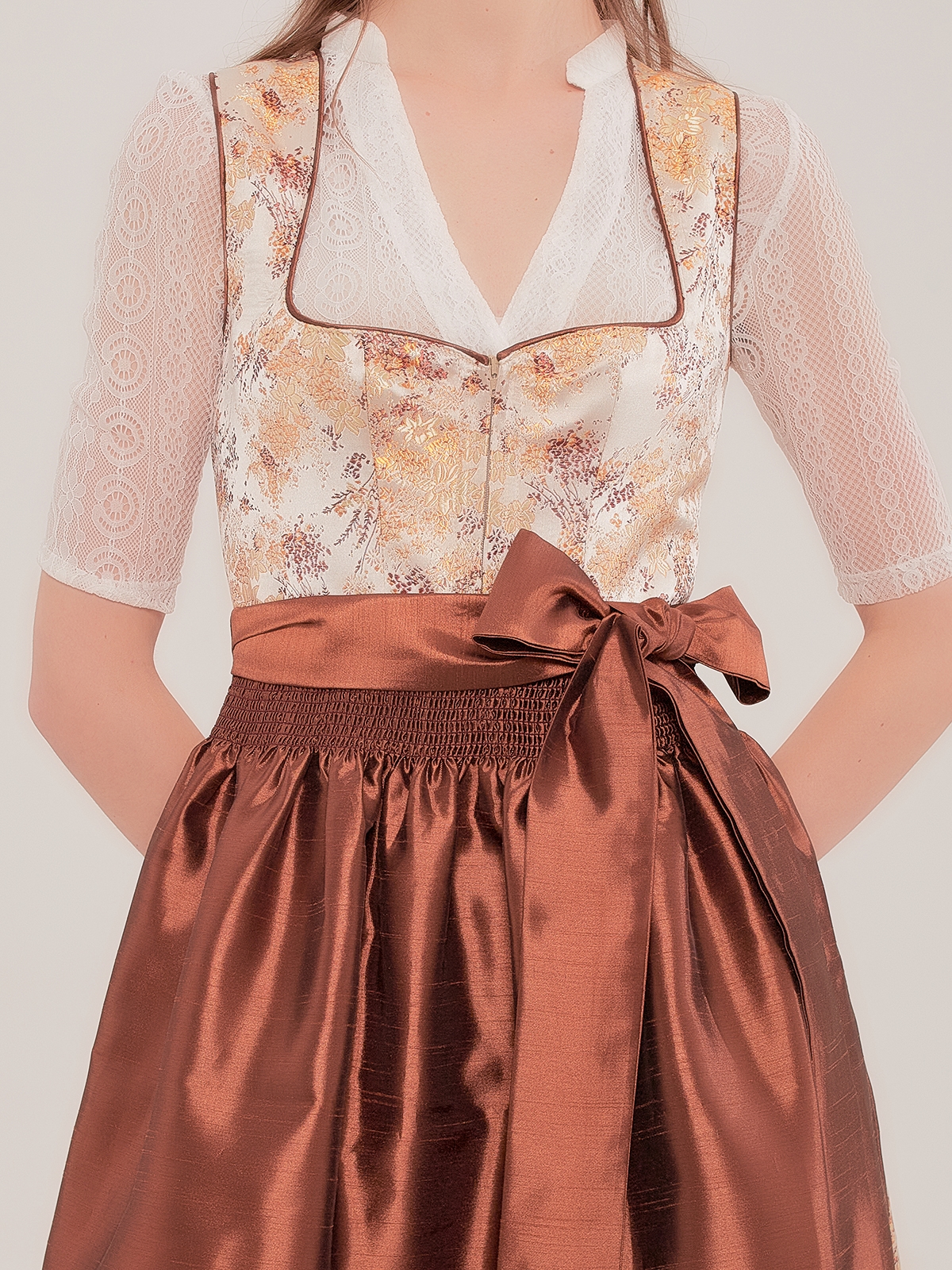 Elegantes schwarzes Dirndl mit gelber Bluse