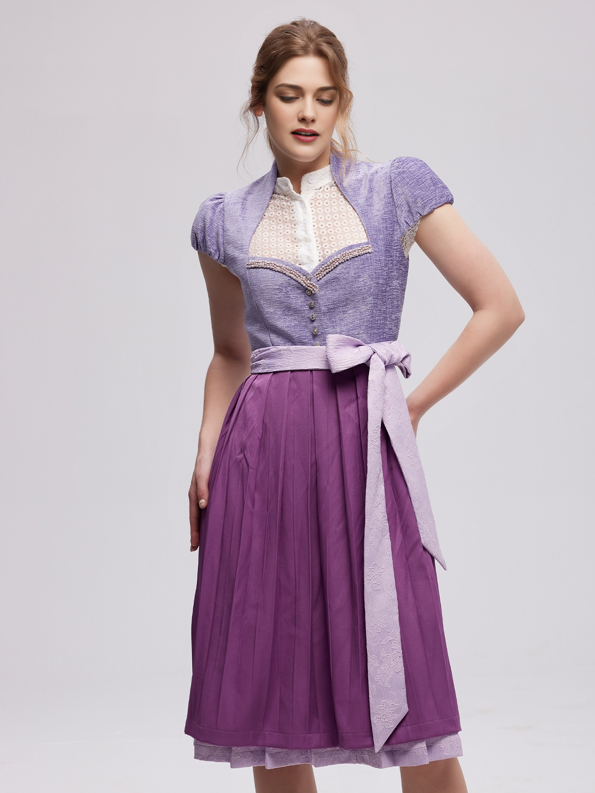 Beiges Dirndl mit modernem Schnitt