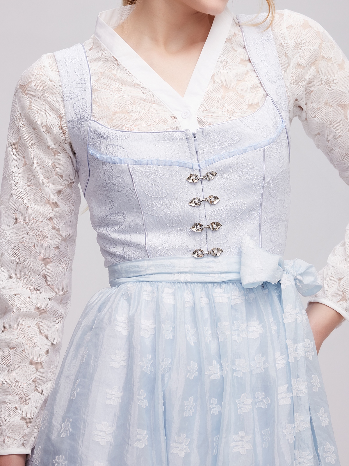 Schwarze Bluse mit blauem Dirndl – ein klassischer Look