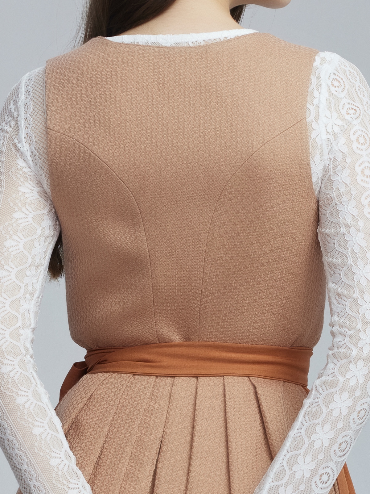 Dirndl in Braun mit traditionellem Schnitt