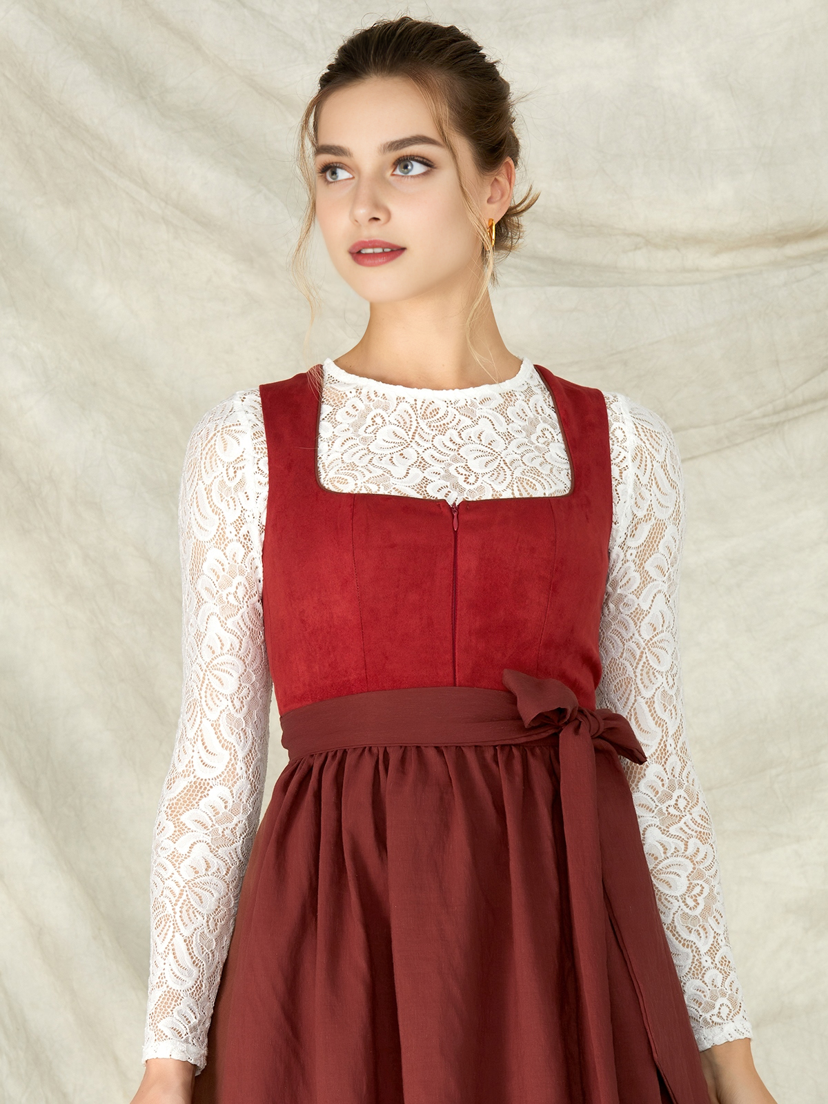 Modernes Dirndl in Rot