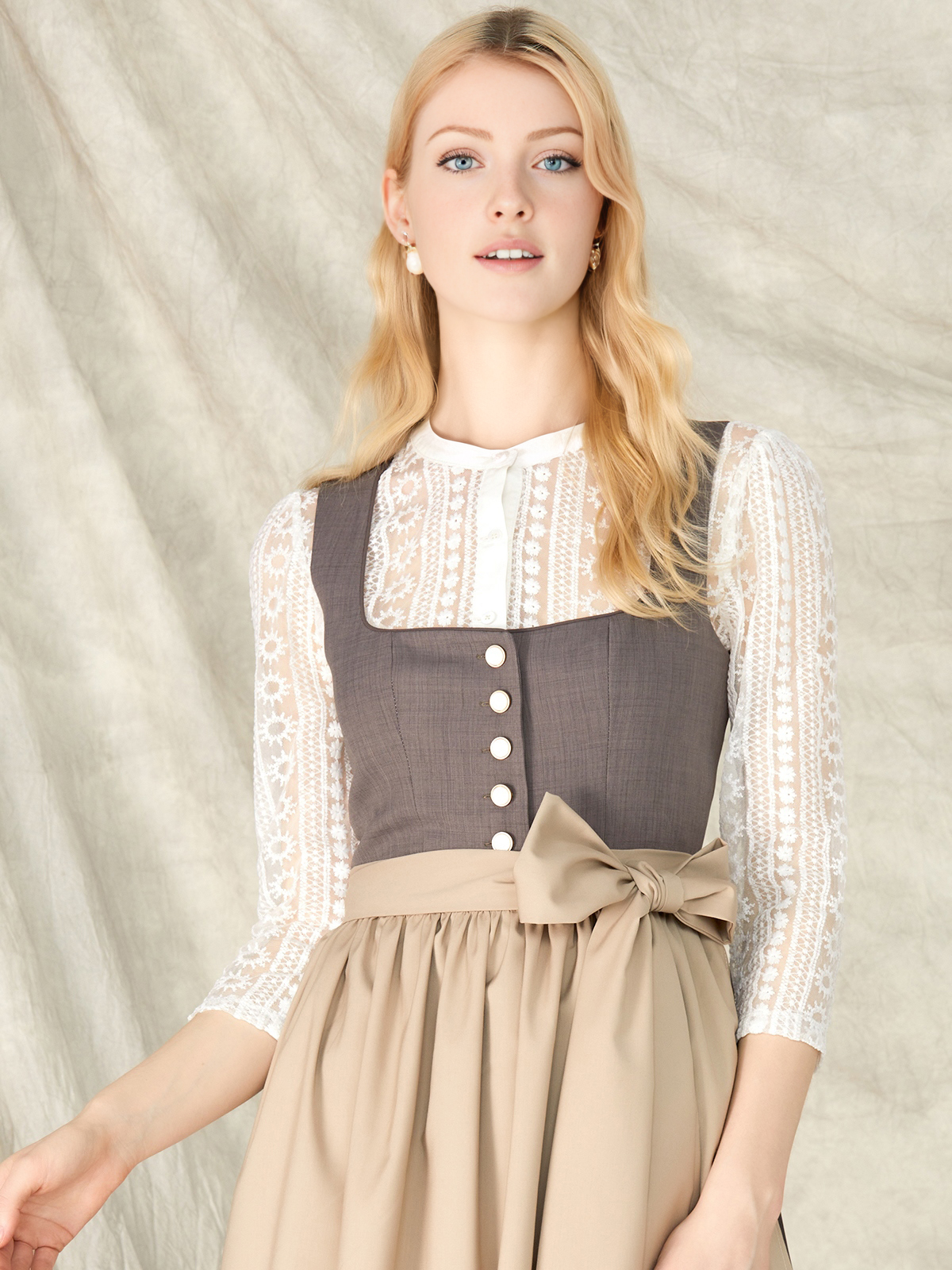 Elegantes graues Dirndl mit Spitzenbluse