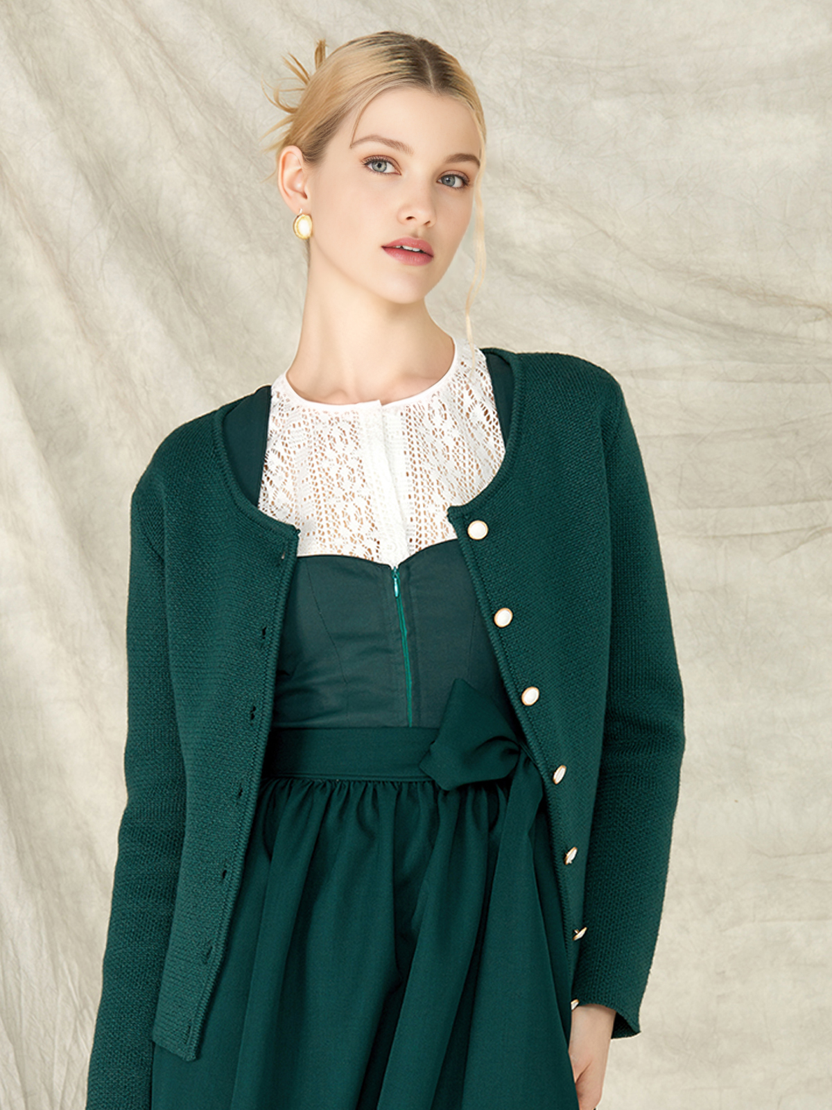Ein elegantes Dirndl in Grün mit traditioneller Stickerei