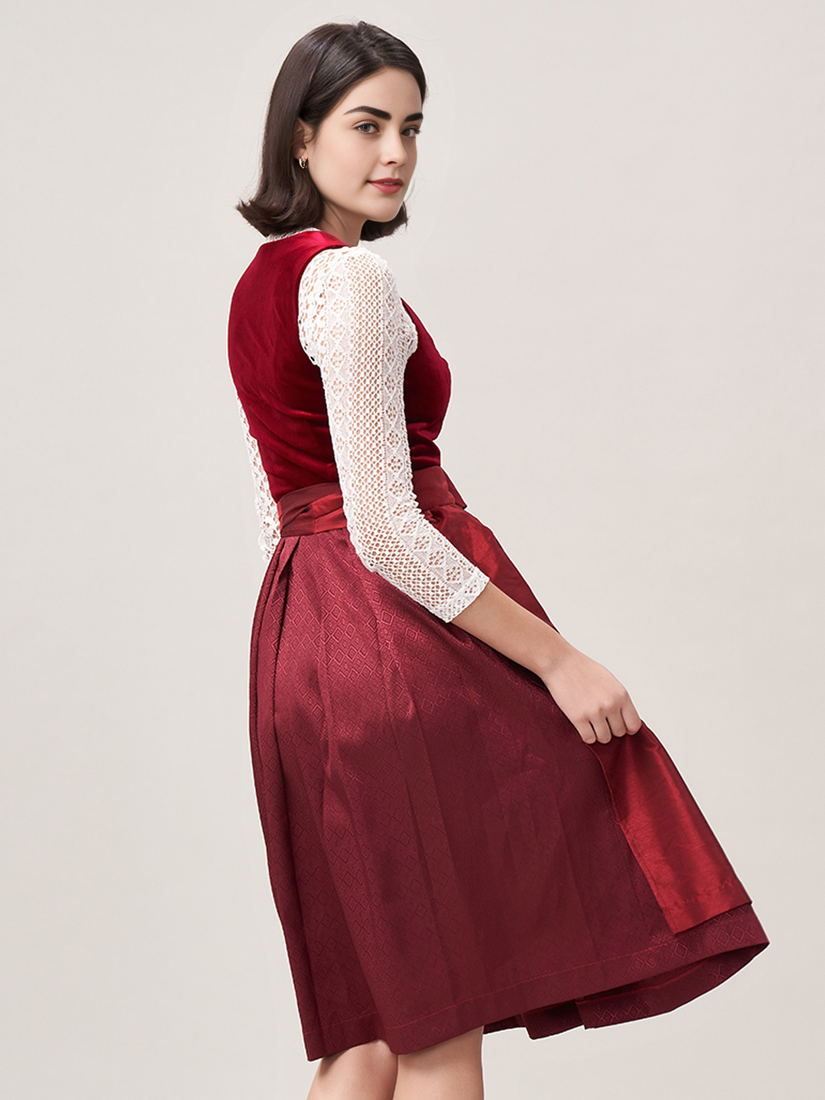 Modernes Dirndl mit Spitzenbluse