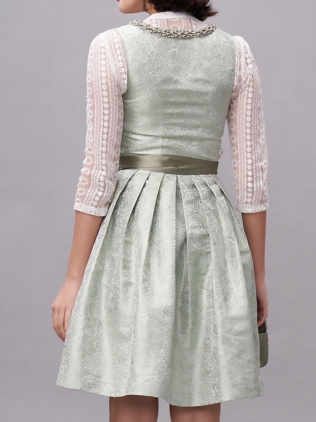 Modernes Dirndl in Grün mit figurbetonter Silhouette