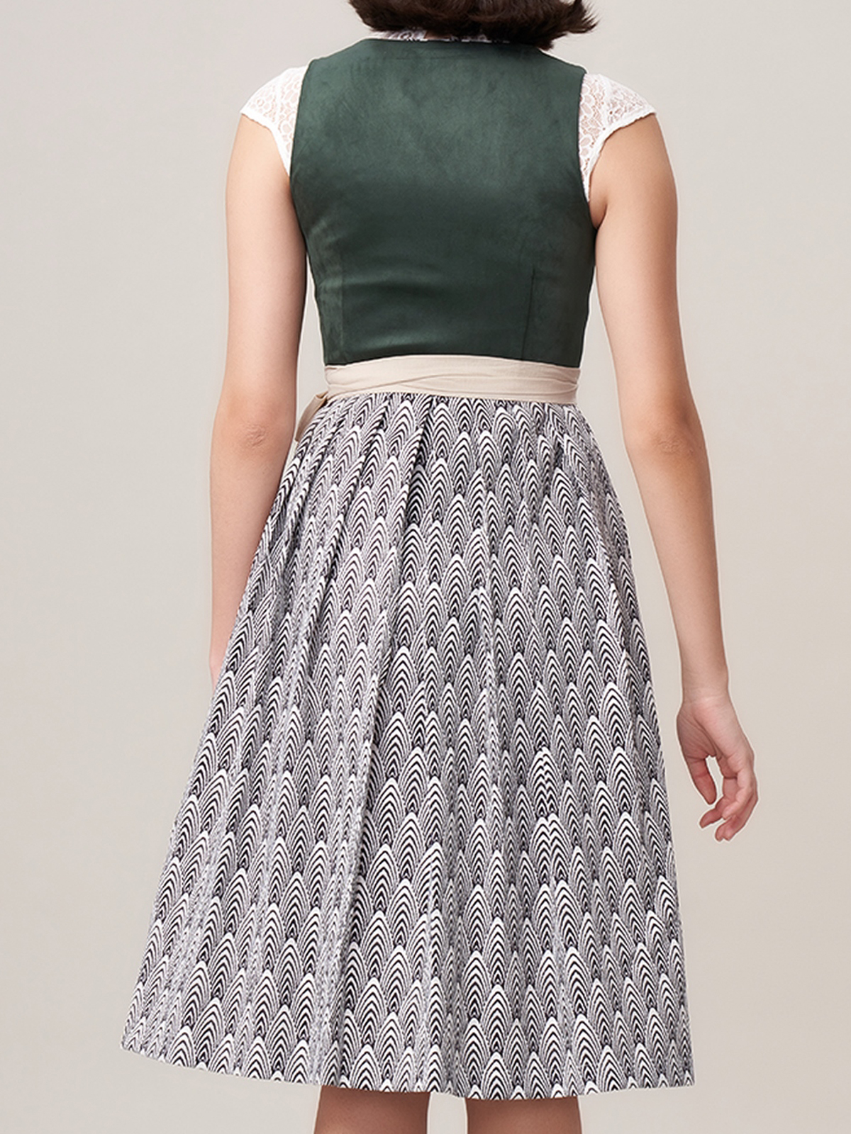 Modernes Dirndl in Grün – perfekt für Stadt und Fest