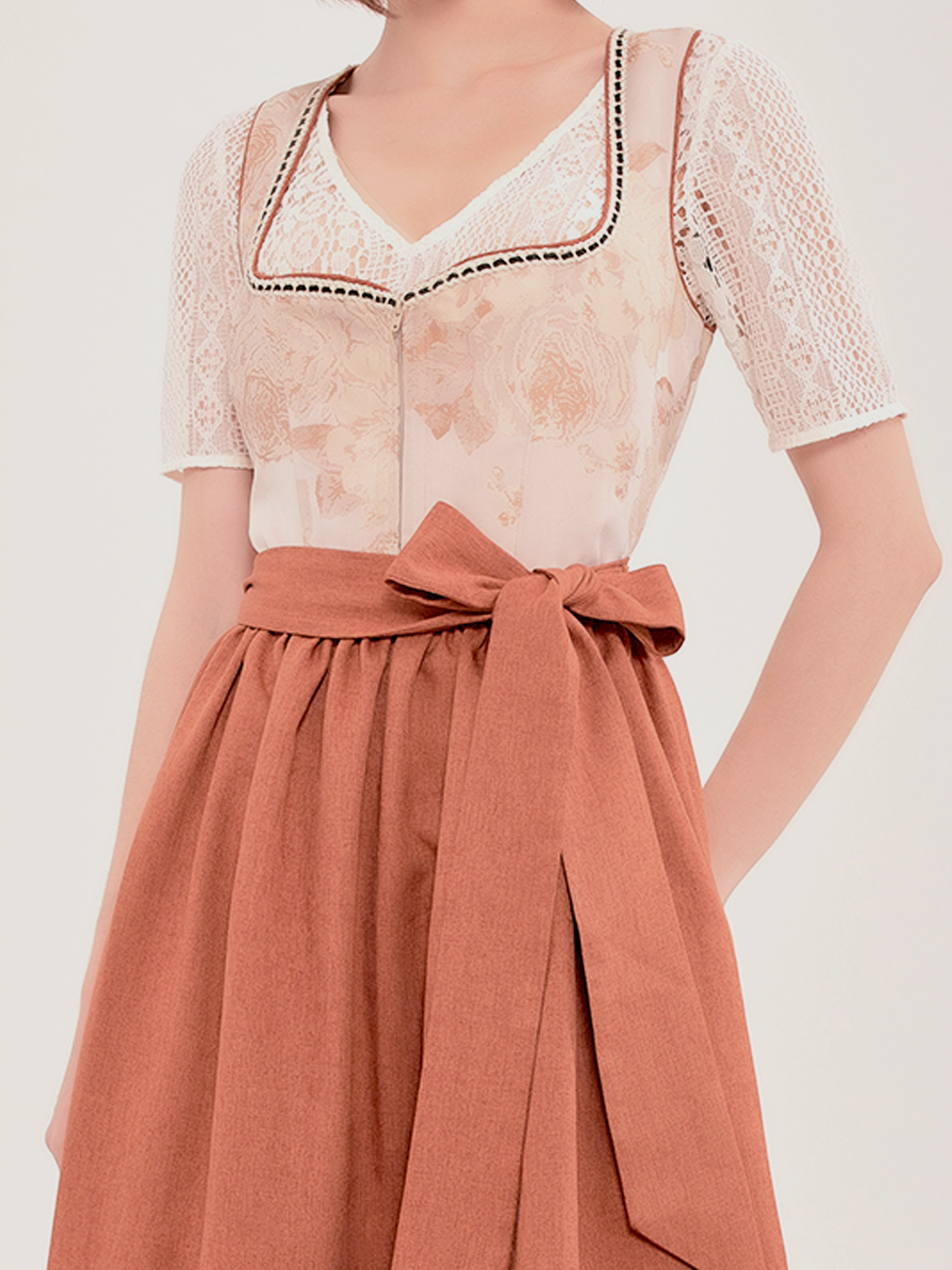 Modernes Dirndl in Braun mit schmeichelhaftem Schnitt