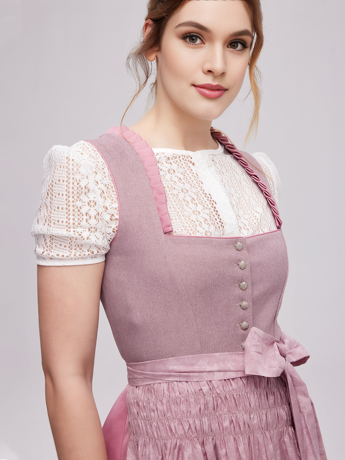 Elegantes lila Dirndl mit floralen Details