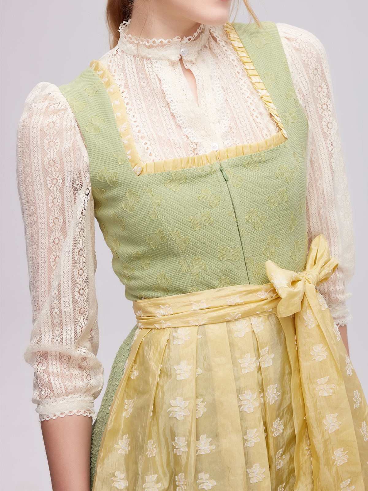 Elegantes grünes Dirndl mit floralen Akzenten