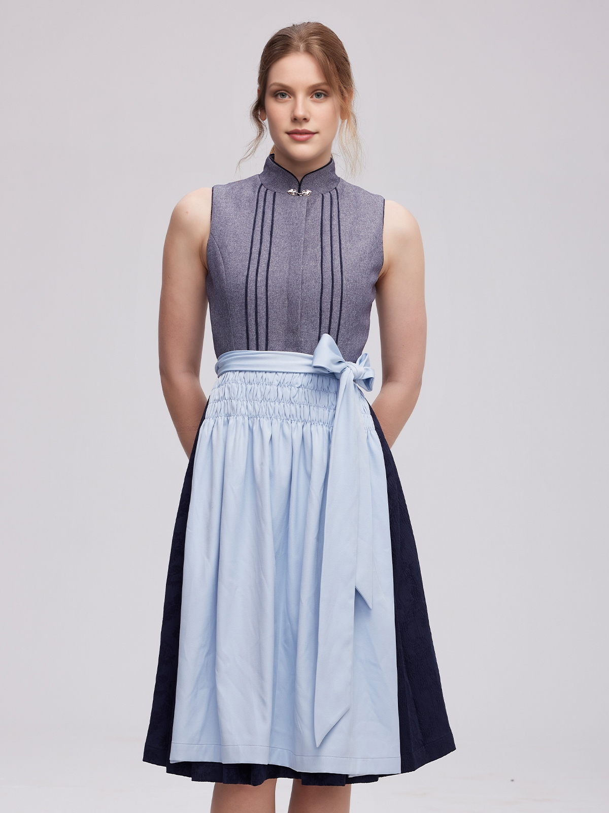 Modernes Dirndl in Grau