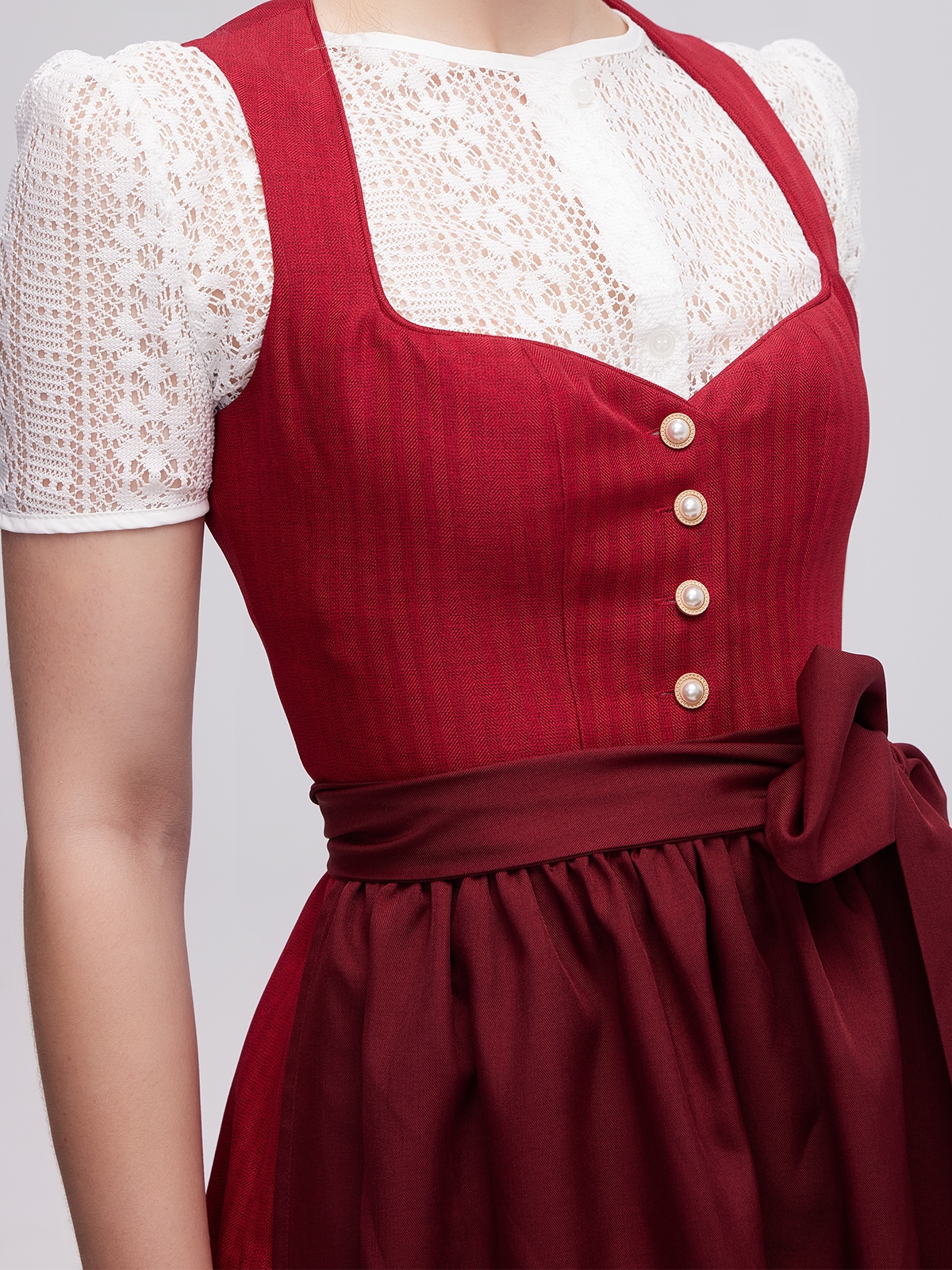 Dirndl in Rot mit hochgeschlossener Bluse