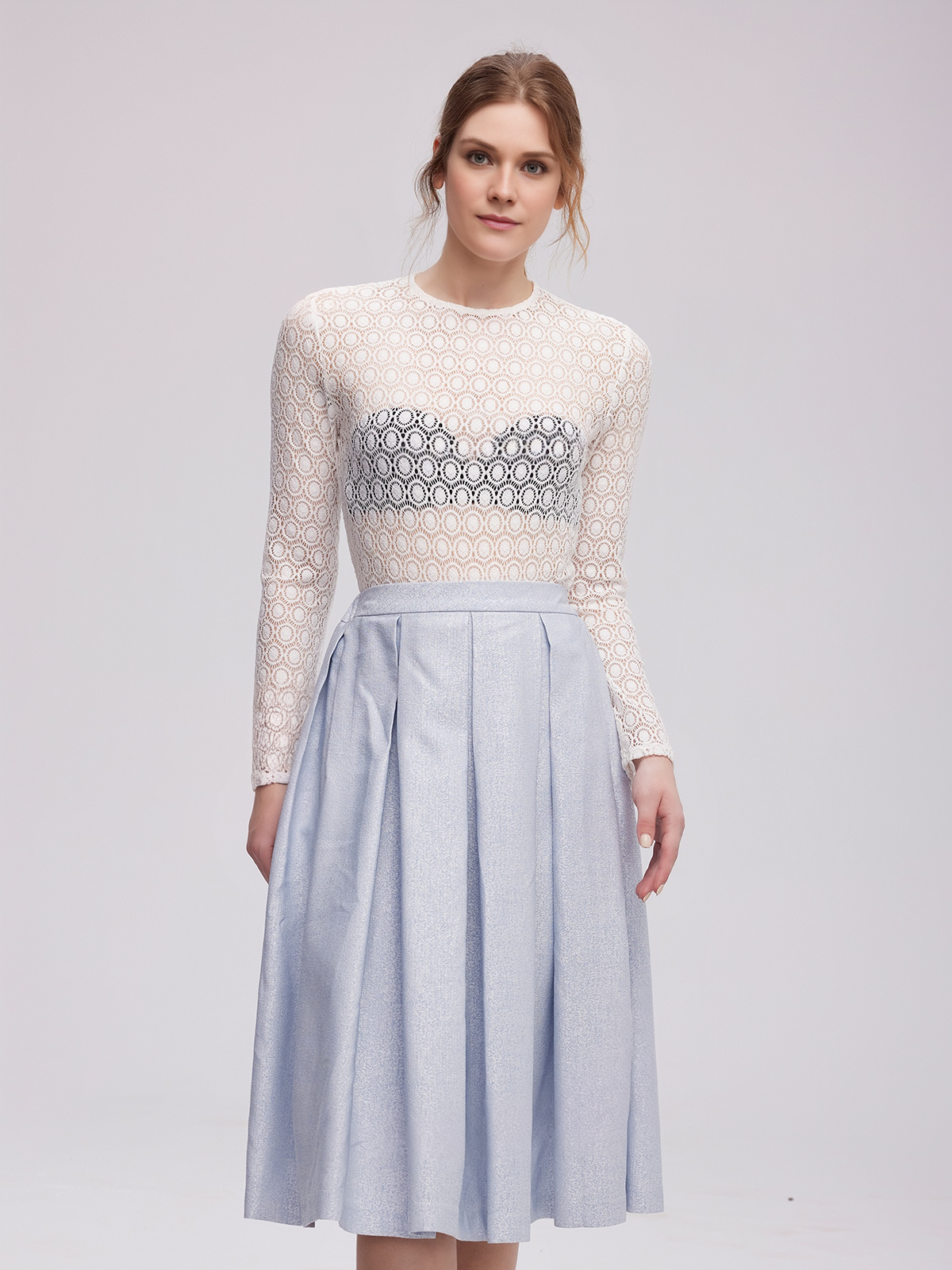Dirndl in Blau mit weißer Bluse
