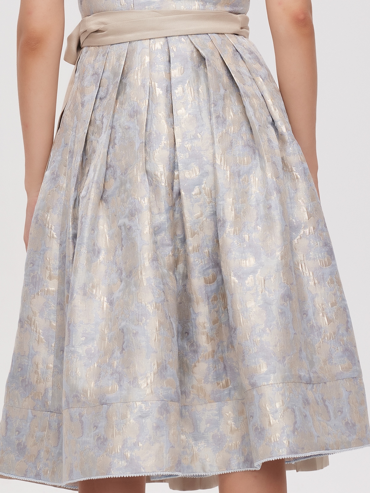 Dirndl mit blauem Rock und weißer Bluse