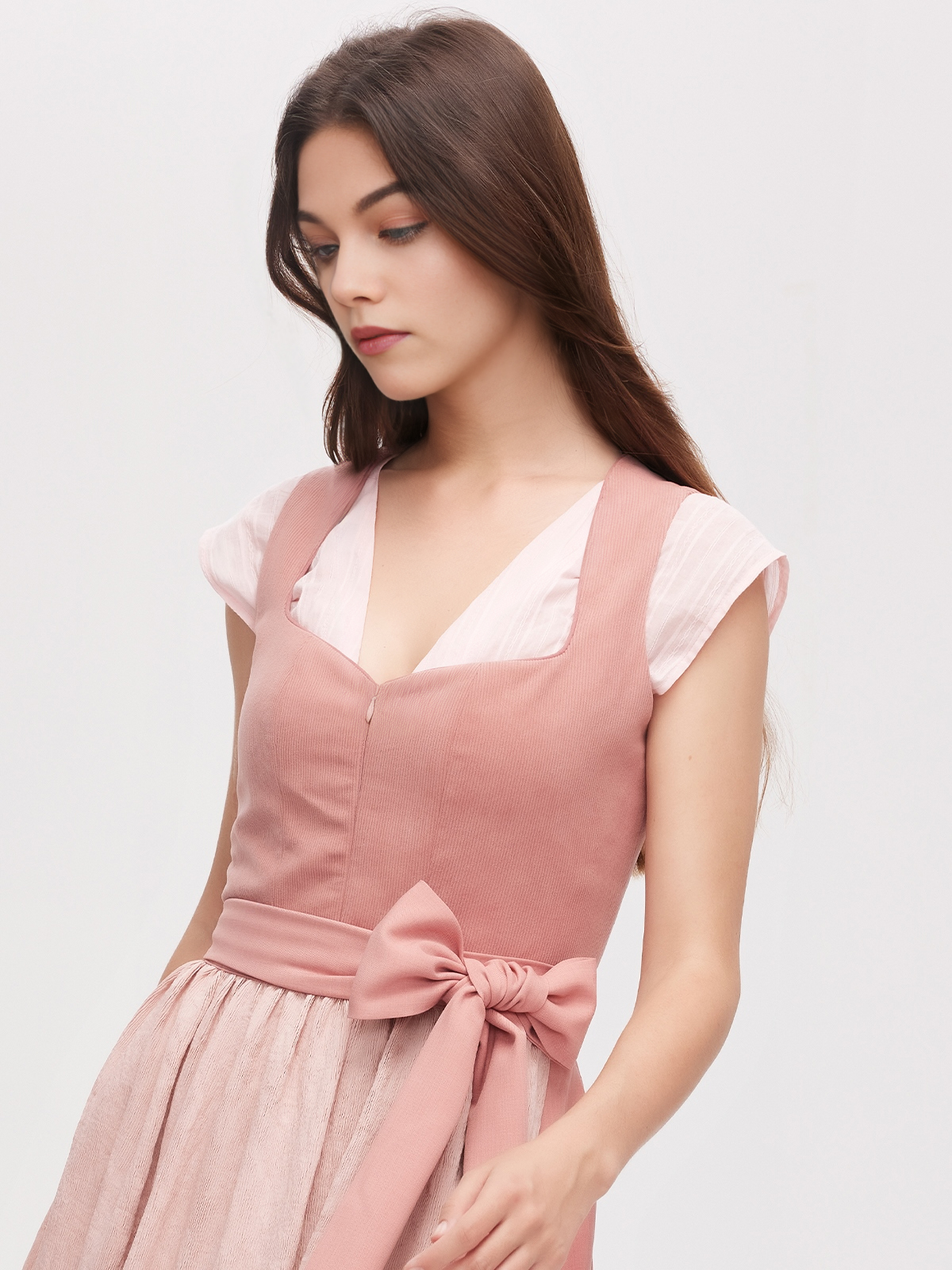 Rotes Dirndl mit floralen Details