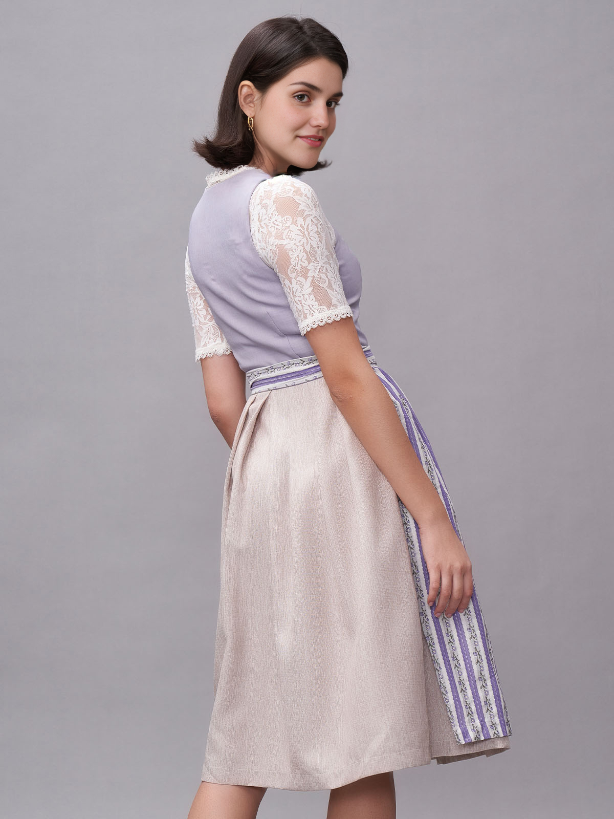 Dunkelblaues Dirndl mit floralen Details