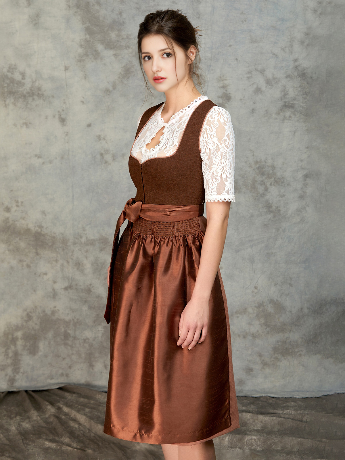 Modernes Dirndl in Braun mit schlichter Eleganz