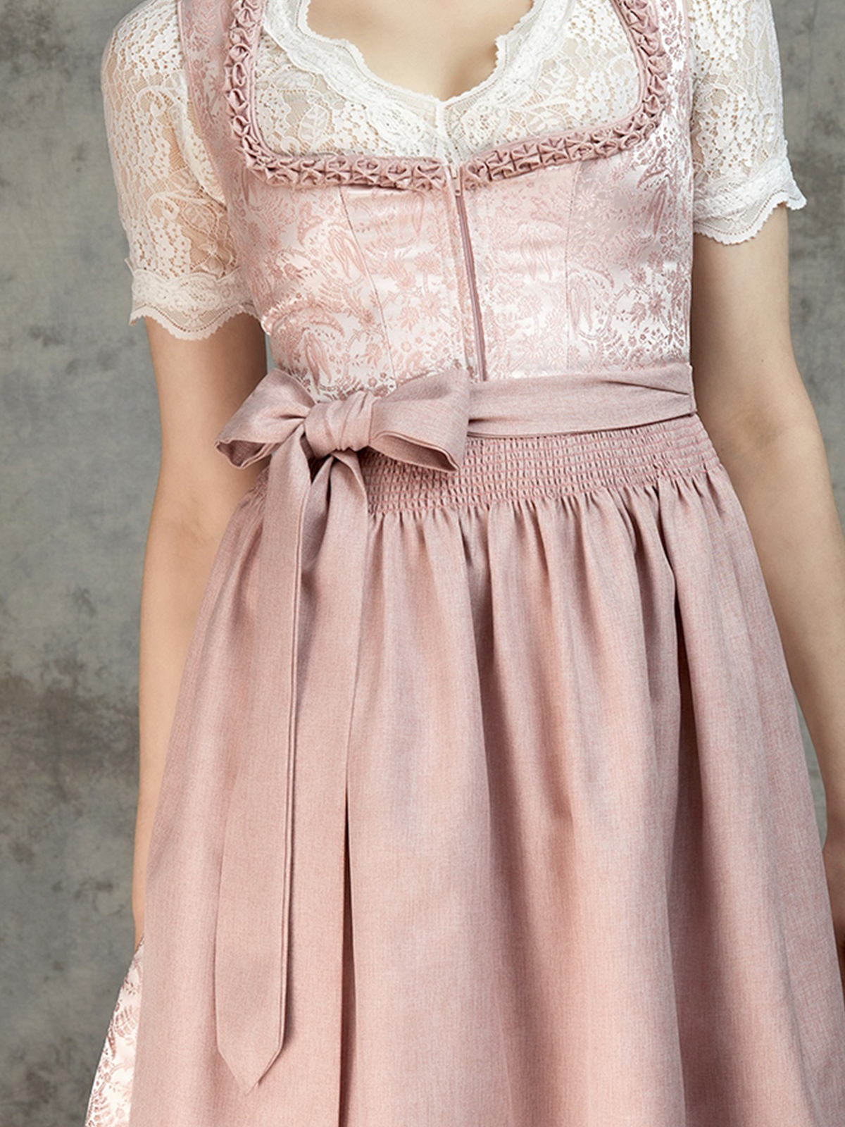 Dirndl mit weißer Spitzenbluse