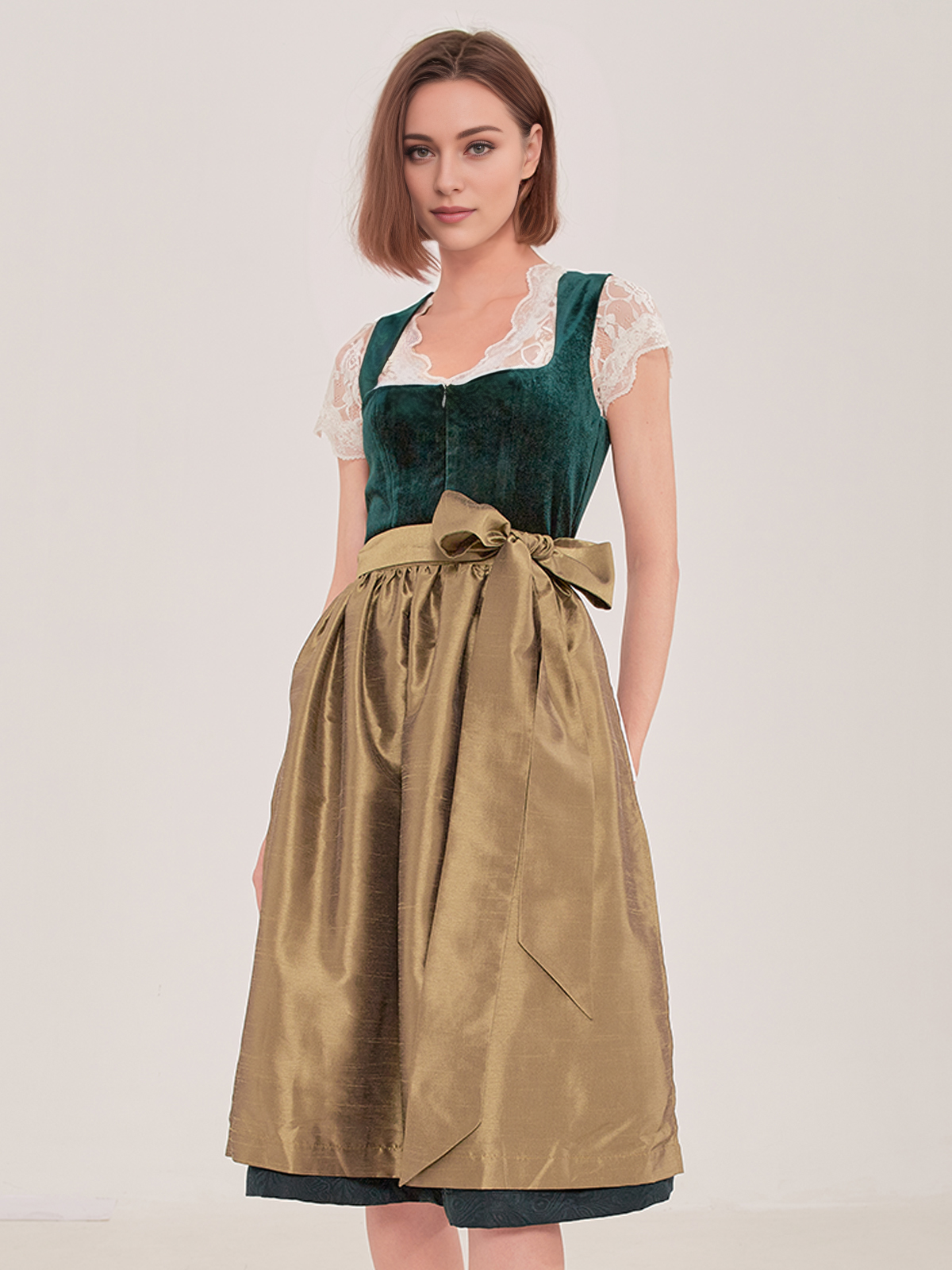 Moderne Dirndlbluse mit V-Ausschnitt und Langarm