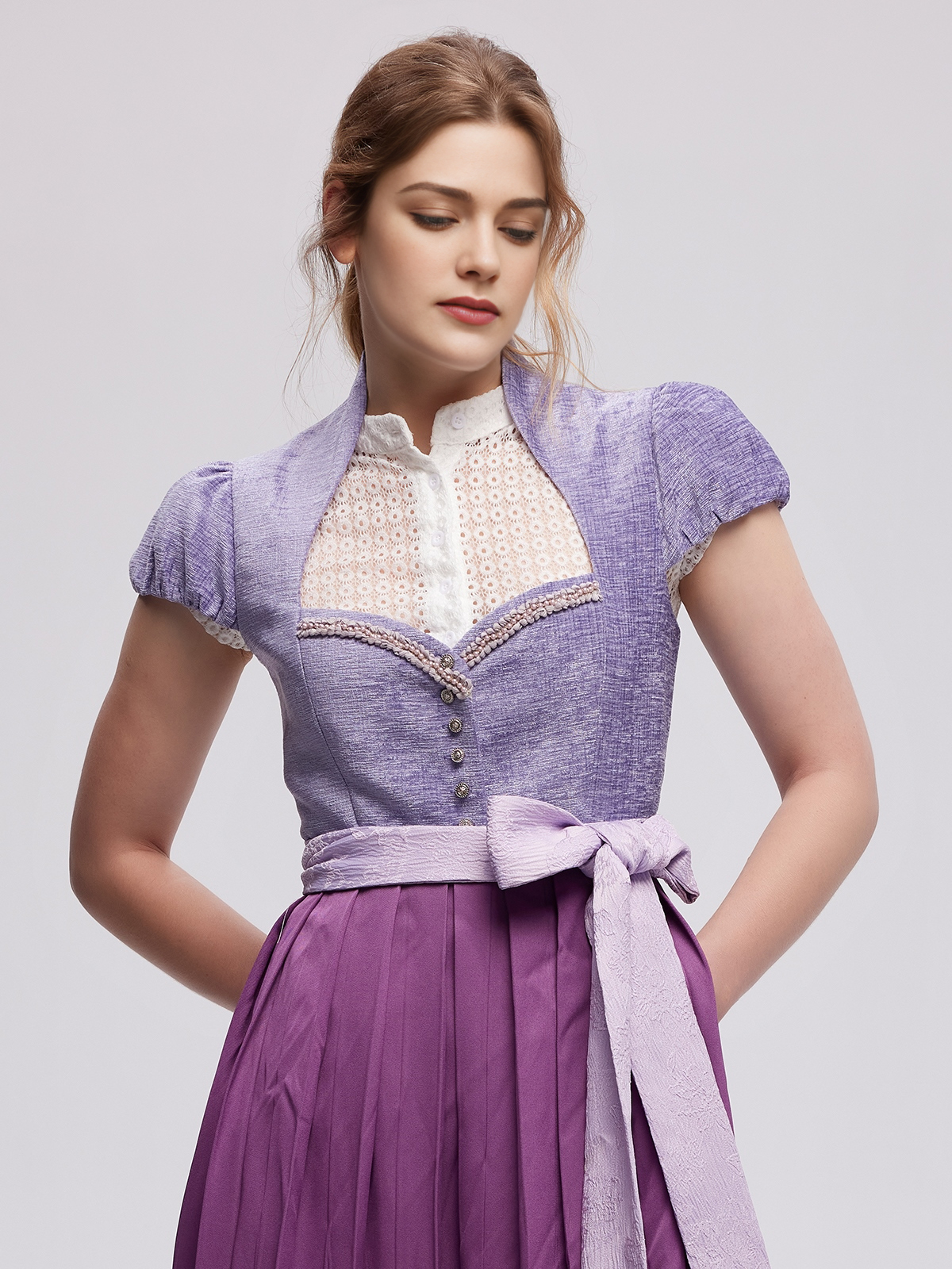 Elegantes lila Ja Mei Dirndl mit Spitzenverzierung
