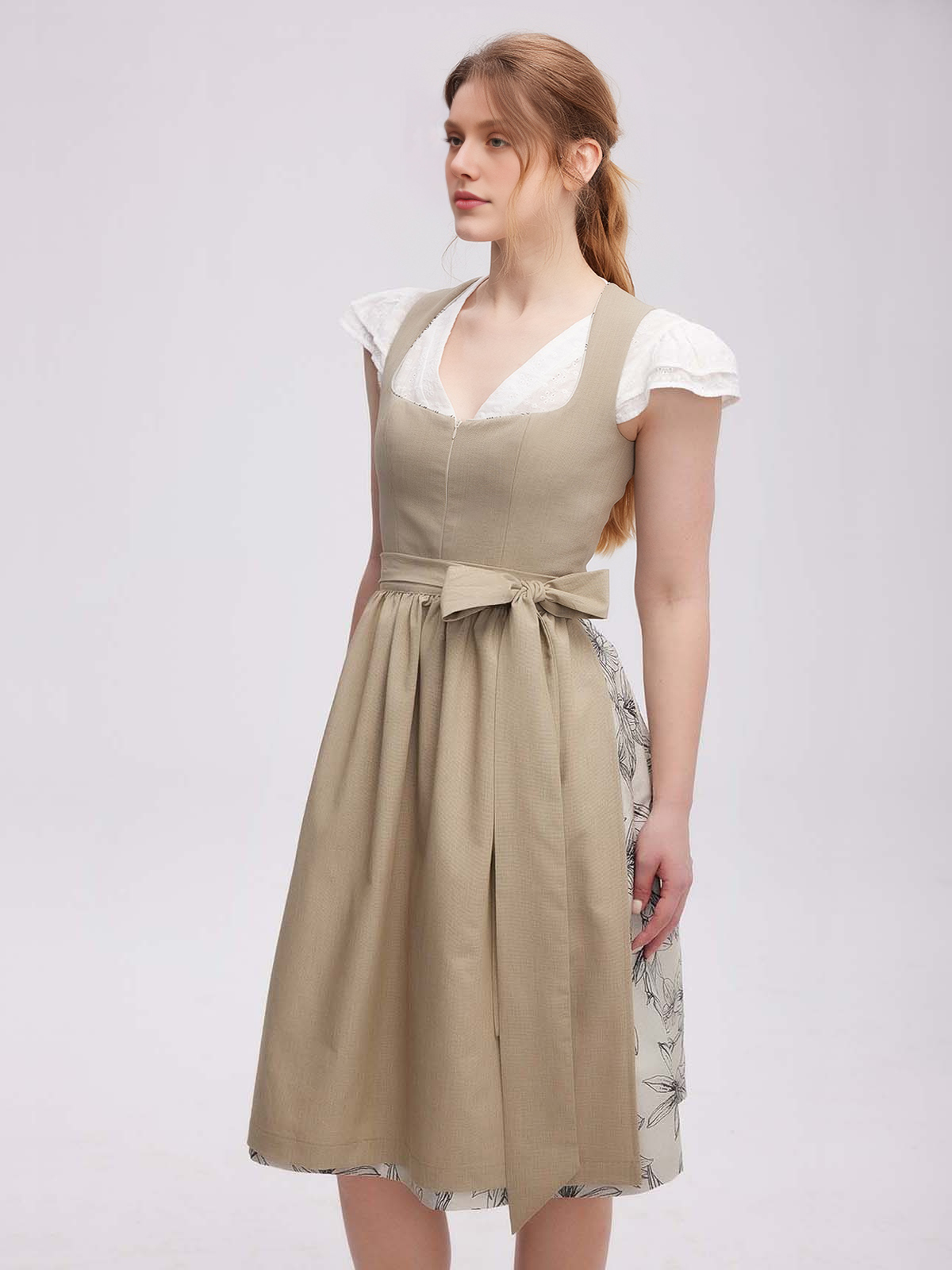 Beige Dirndl mit grüner Schürze – ein harmonischer Kontrast