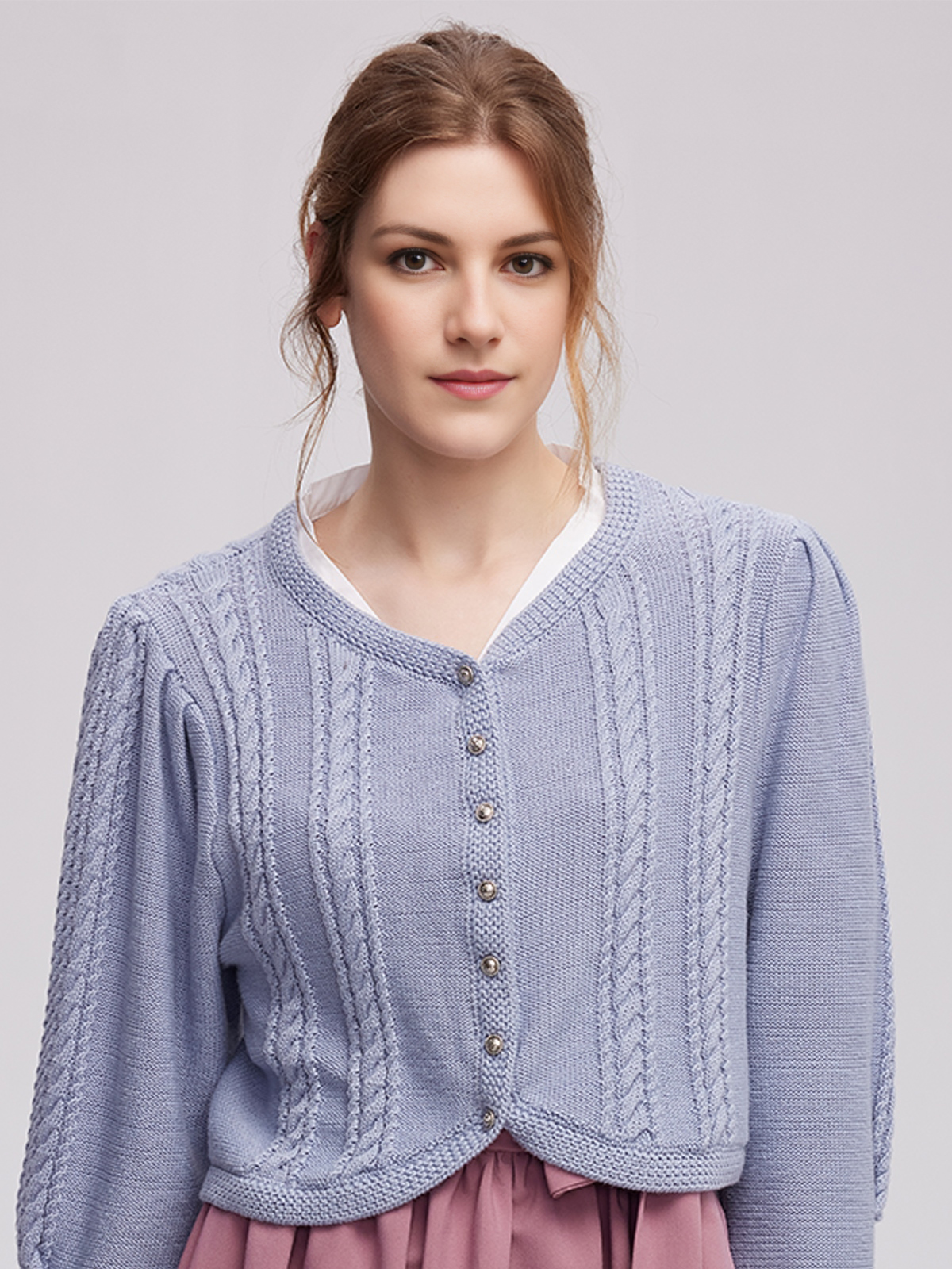 Hellblaues Dirndl mit Strickmuster