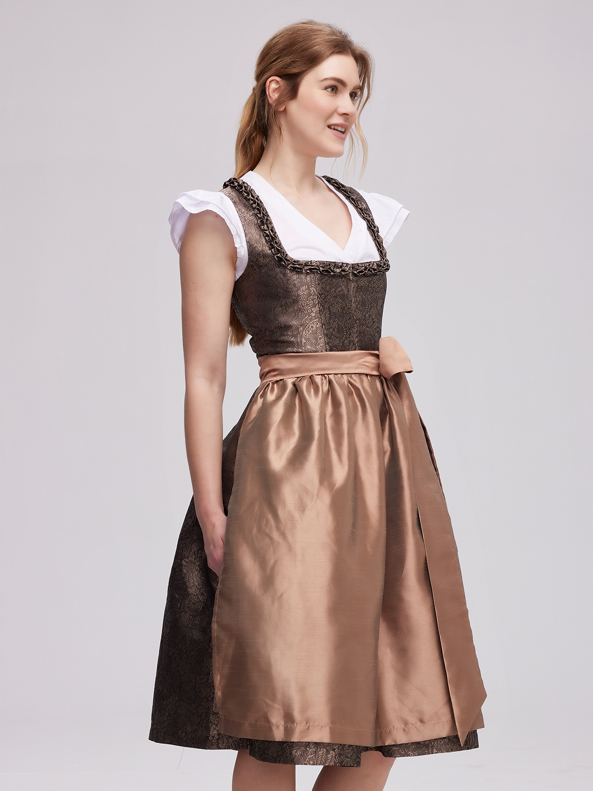 Dirndl in Braun mit roter Schürze